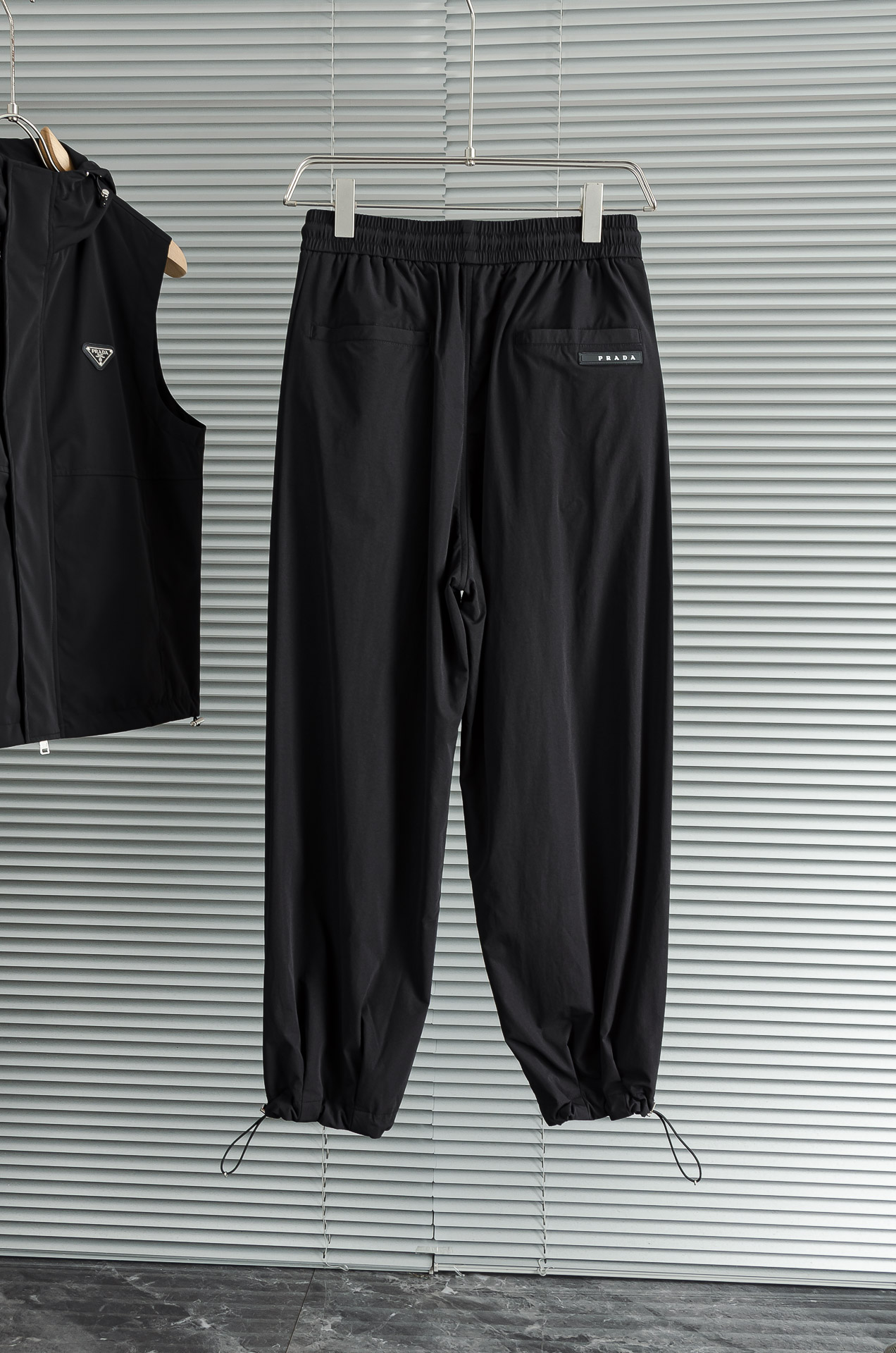 普*达 PR*DA 25FW秋冬新款# 防寒机能加厚棉裤# 经典单色长裤柜台在售，防风防雨雪，舒适保暖。