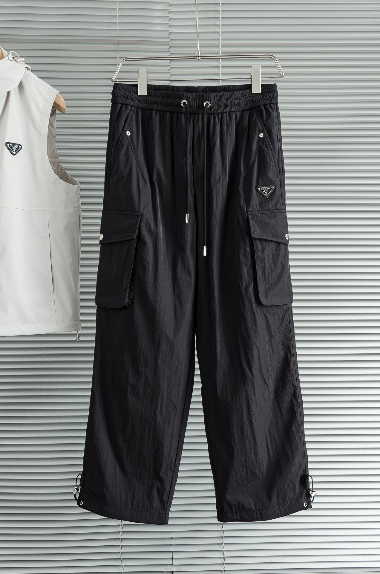 NO:597824,New# PR*DA 25FW new style for autumn and winter# Cold-proof functional thickened cotton trousers# Classic single-color trousers are on sale at the counter, windproof, rain-proof and snow-proof, comfortable and warm. Straight shrink-cut trousers, minimalist design, double large side pockets, sporty and fashionable while not afraid of the severe cold in autumn and winter. Color Black Size M-XXXL,, alexander wang19860909New#   普*达 PR*DA 25FW秋冬新款# 防寒机能加厚棉裤# 经典单色长裤柜台在售,防风防雨雪,舒适保暖.直筒收缩脚口裤型,极简设计,双大兜侧袋,运动时尚的同时无惧秋冬严寒. 颜色黑色 尺码M-XXXL,,alexander wang,Men's clothing