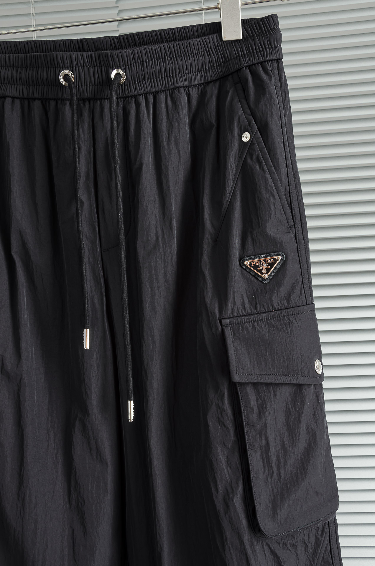 普*达 PR*DA 25FW秋冬新款# 防寒机能加厚棉裤# 经典单色长裤柜台在售，防风防雨雪，舒适保暖。