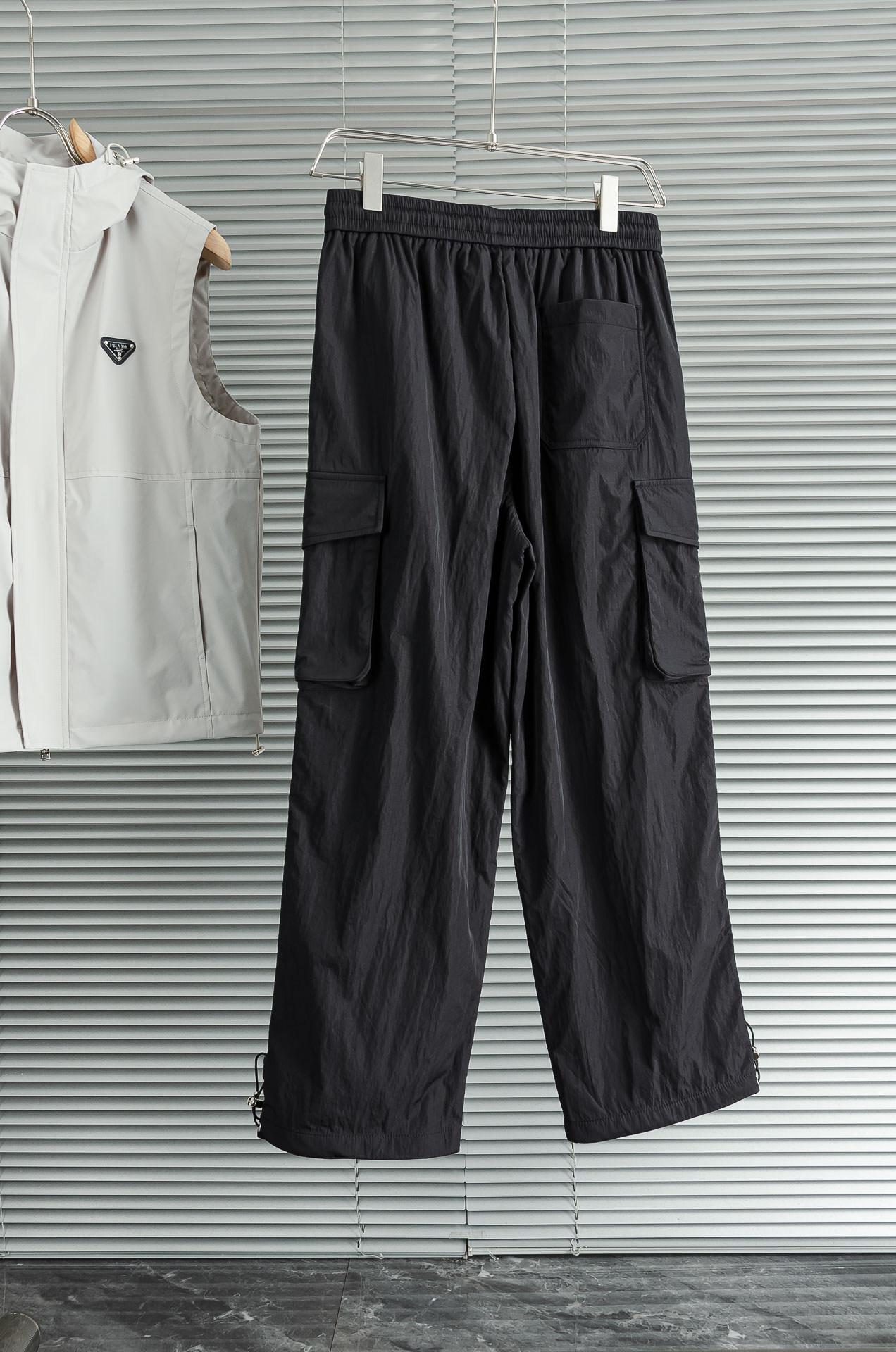 普*达 PR*DA 25FW秋冬新款# 防寒机能加厚棉裤# 经典单色长裤柜台在售，防风防雨雪，舒适保暖。