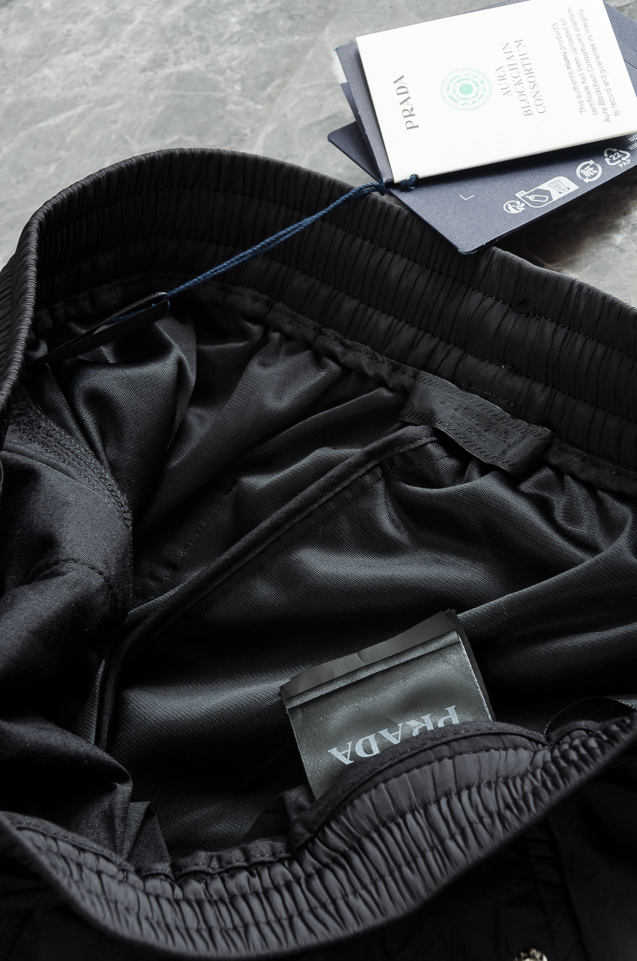 普*达 PR*DA 25FW秋冬新款# 防寒机能加厚棉裤# 经典单色长裤柜台在售，防风防雨雪，舒适保暖。