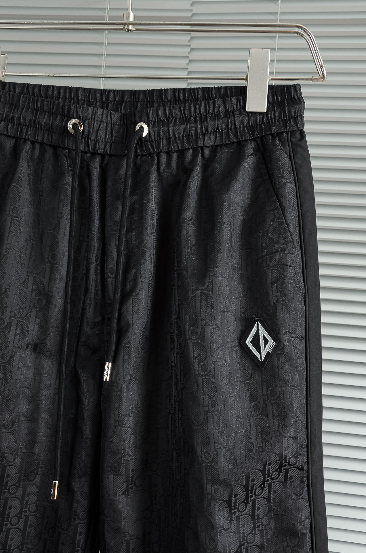 Di#or 迪奥 25FW秋冬新款# 防寒机能加厚棉裤# 经典单色长裤柜台在售，防风防雨雪，舒适保暖。直