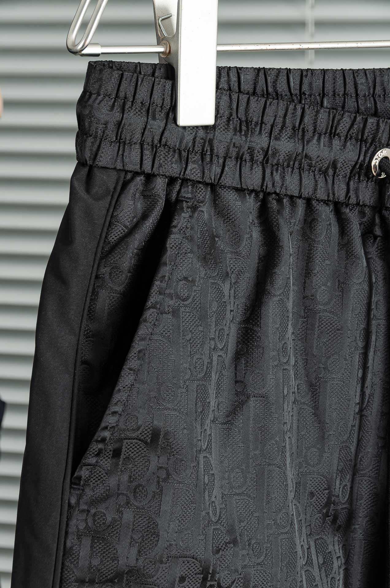 Di#or 迪奥 25FW秋冬新款# 防寒机能加厚棉裤# 经典单色长裤柜台在售，防风防雨雪，舒适保暖。直