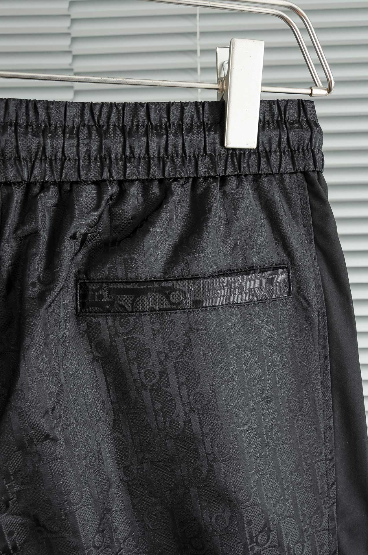 Di#or 迪奥 25FW秋冬新款# 防寒机能加厚棉裤# 经典单色长裤柜台在售，防风防雨雪，舒适保暖。直