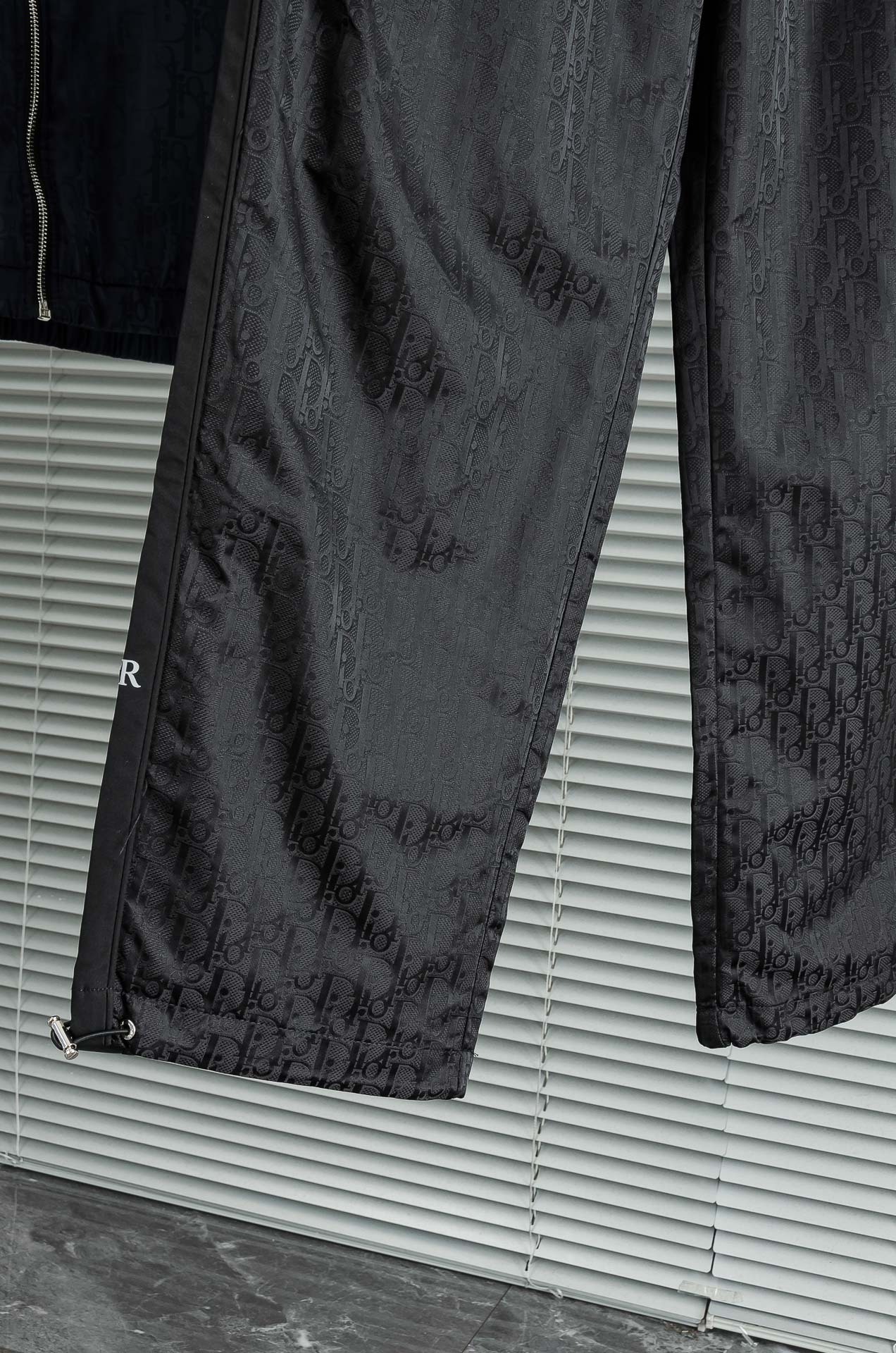 Di#or 迪奥 25FW秋冬新款# 防寒机能加厚棉裤# 经典单色长裤柜台在售，防风防雨雪，舒适保暖。直