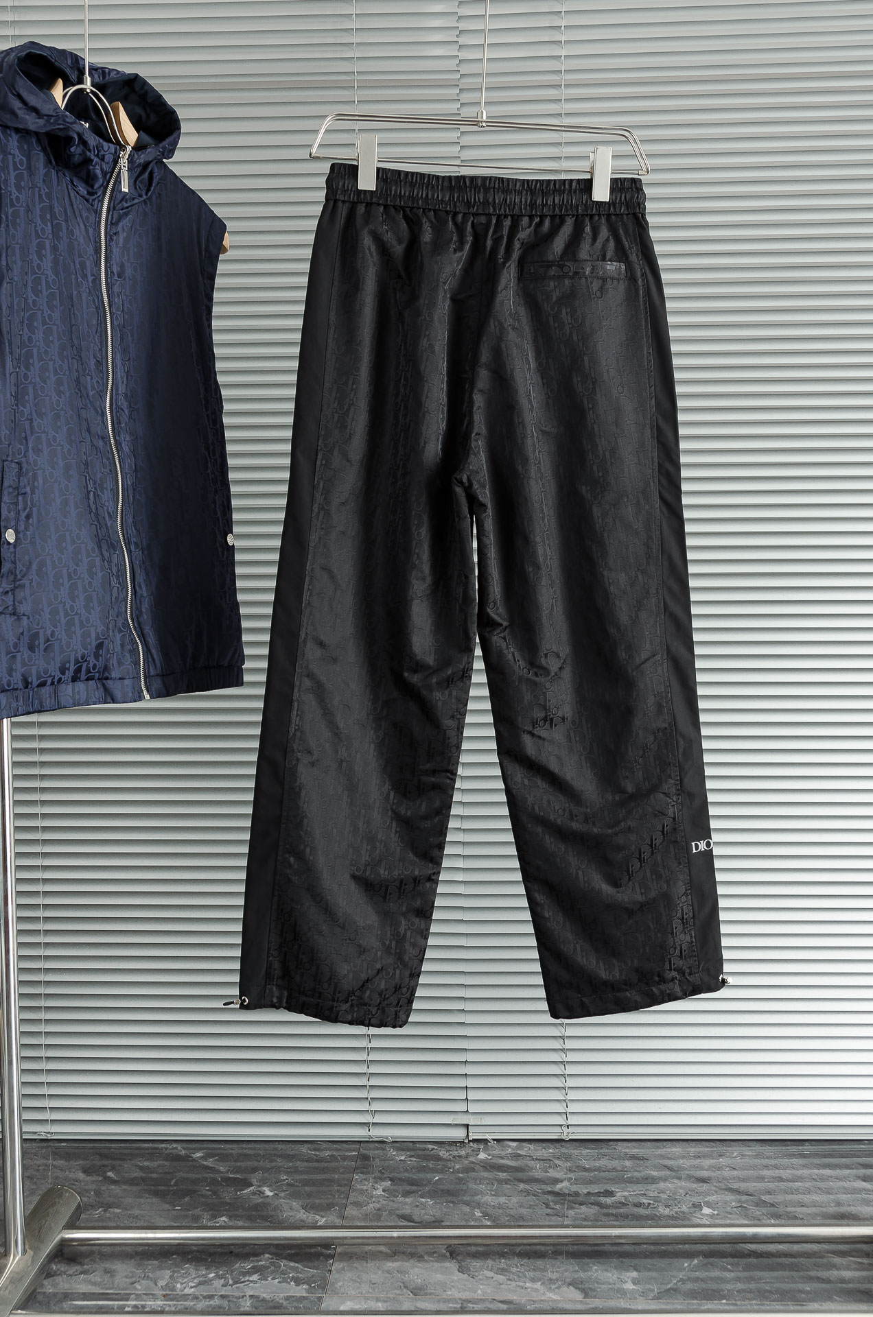 Di#or 迪奥 25FW秋冬新款# 防寒机能加厚棉裤# 经典单色长裤柜台在售，防风防雨雪，舒适保暖。直