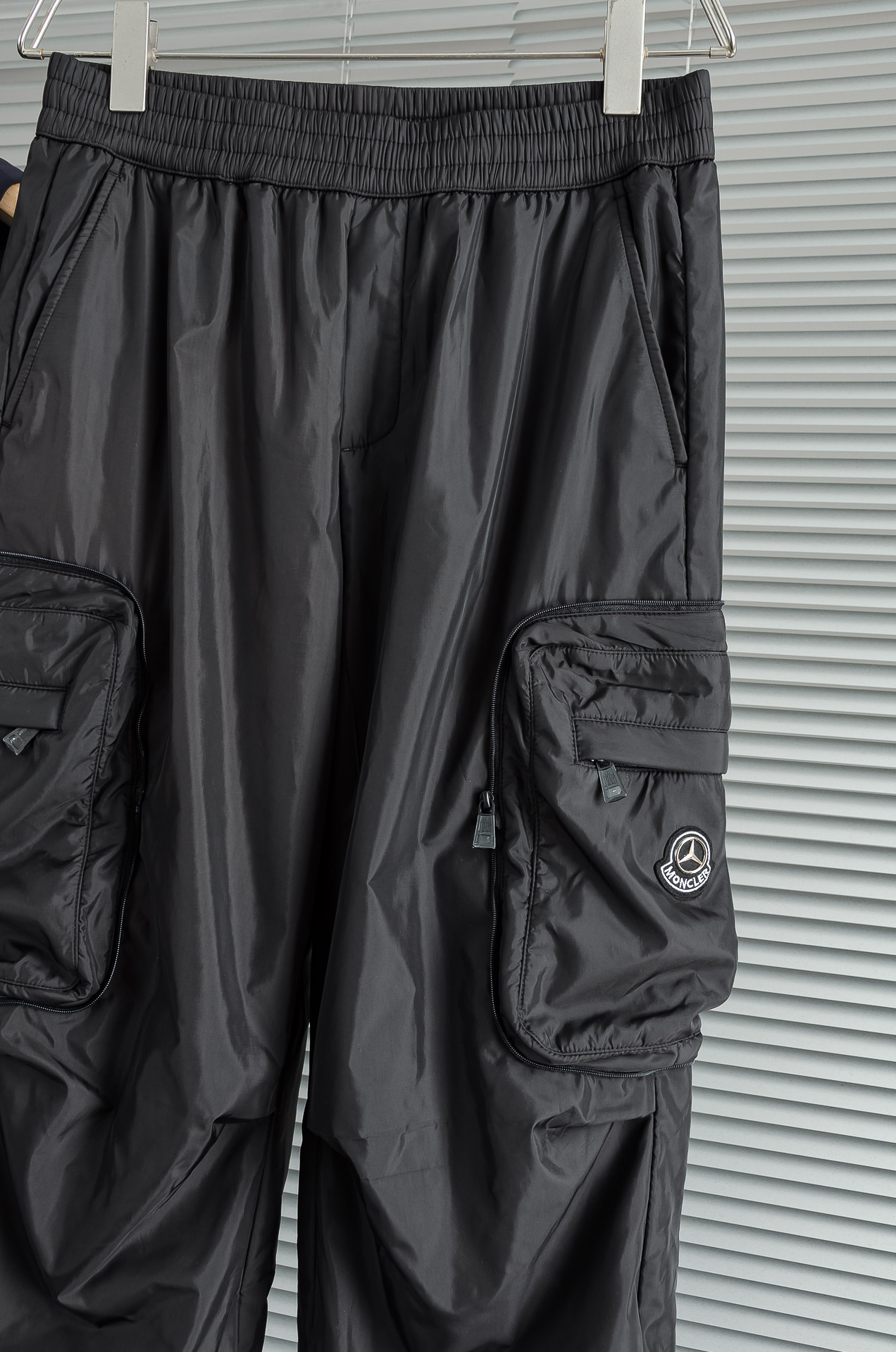 MONC#LER 25FW秋冬新款# 防寒机能加厚棉裤# 经典单色长裤柜台在售，防风防雨雪，舒适保暖。直