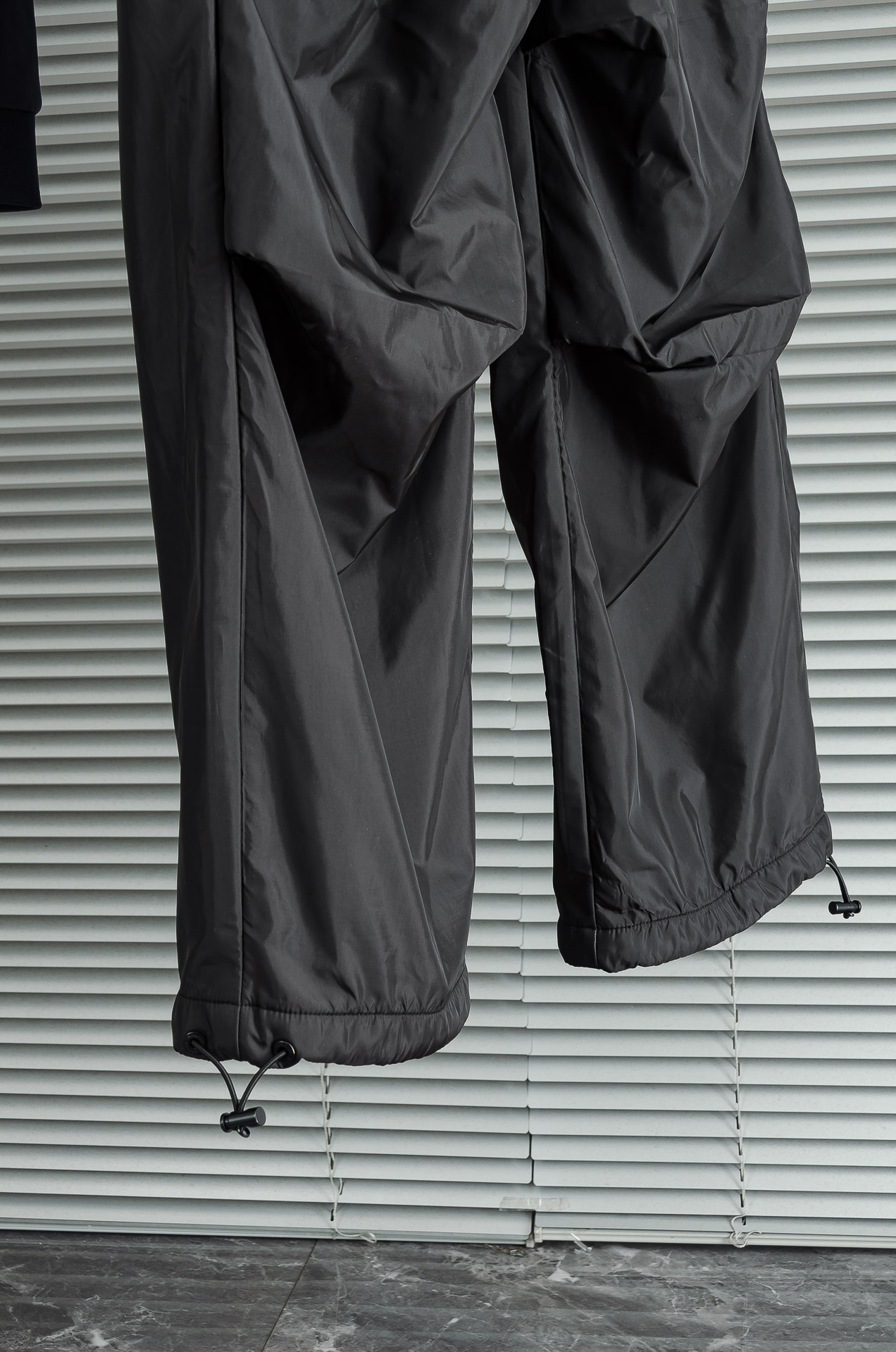 MONC#LER 25FW秋冬新款# 防寒机能加厚棉裤# 经典单色长裤柜台在售，防风防雨雪，舒适保暖。直