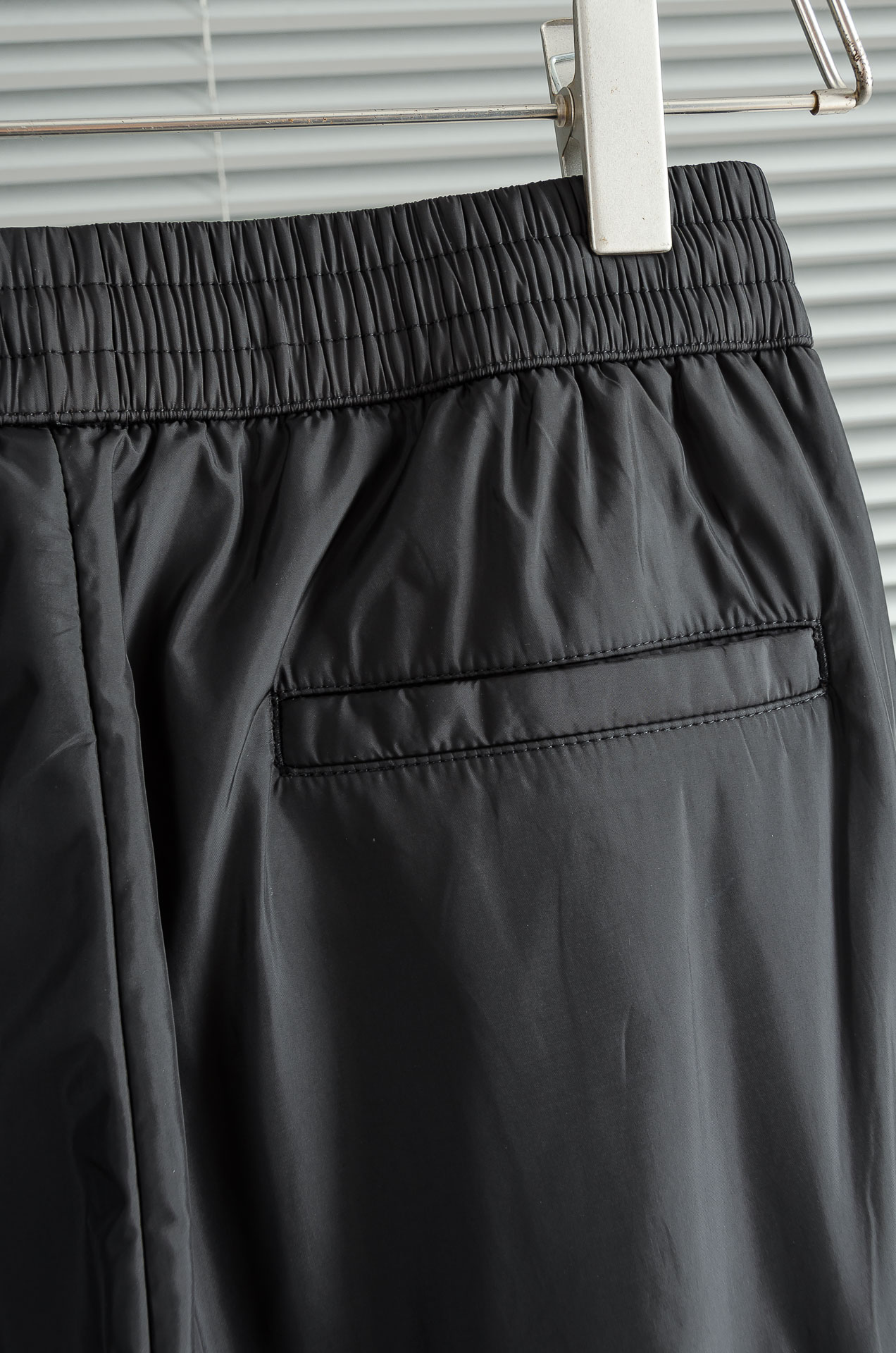 MONC#LER 25FW秋冬新款# 防寒机能加厚棉裤# 经典单色长裤柜台在售，防风防雨雪，舒适保暖。直