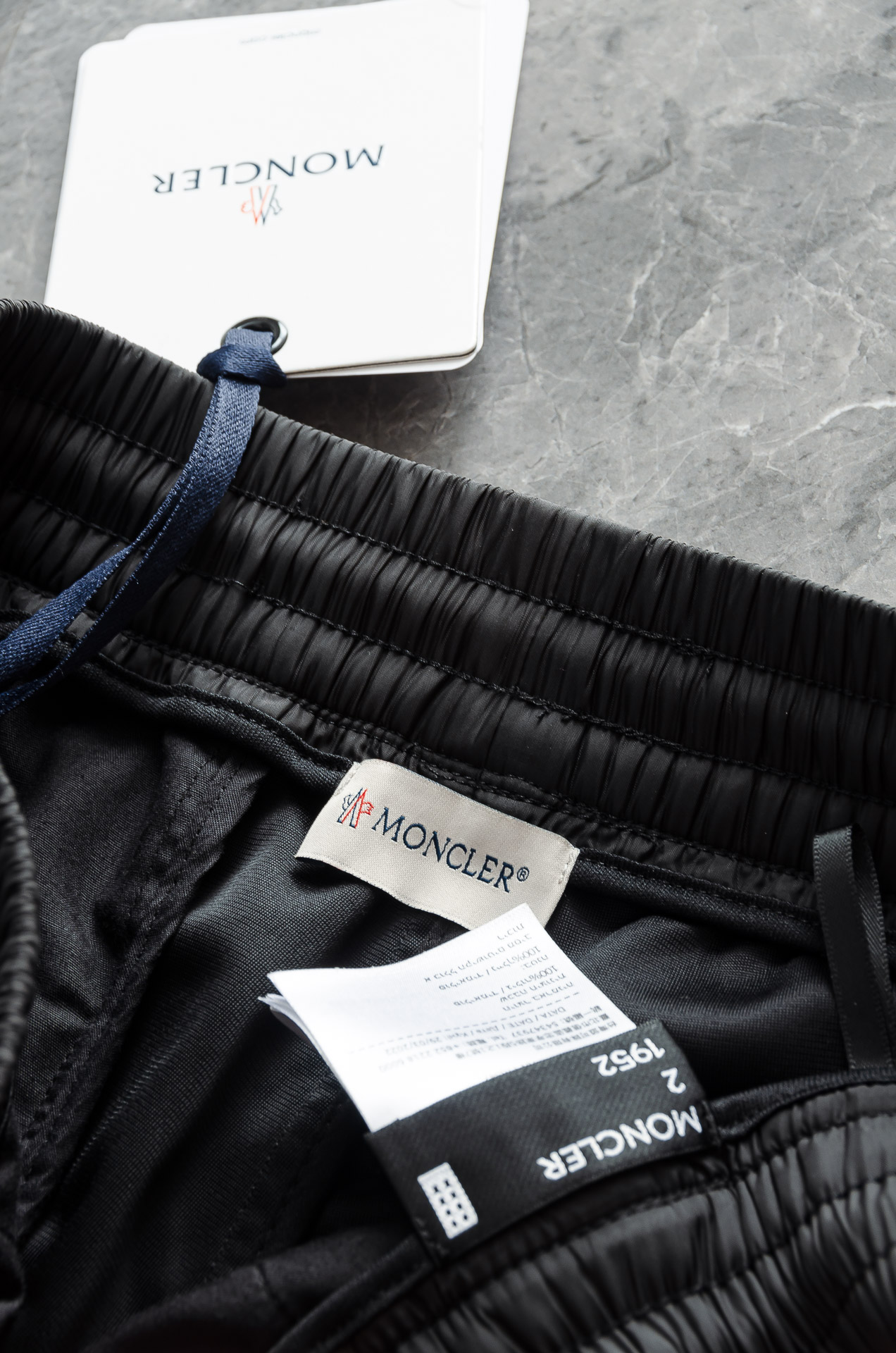 MONC#LER 25FW秋冬新款# 防寒机能加厚棉裤# 经典单色长裤柜台在售，防风防雨雪，舒适保暖。直