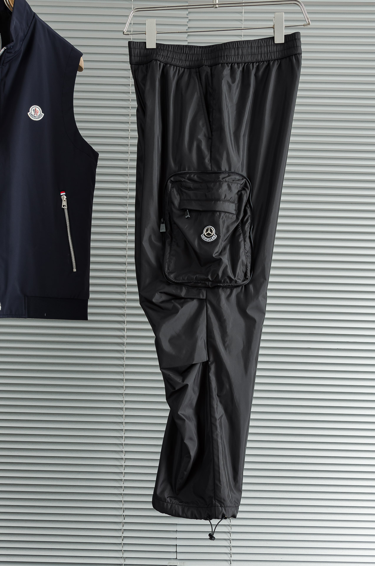 MONC#LER 25FW秋冬新款# 防寒机能加厚棉裤# 经典单色长裤柜台在售，防风防雨雪，舒适保暖。直