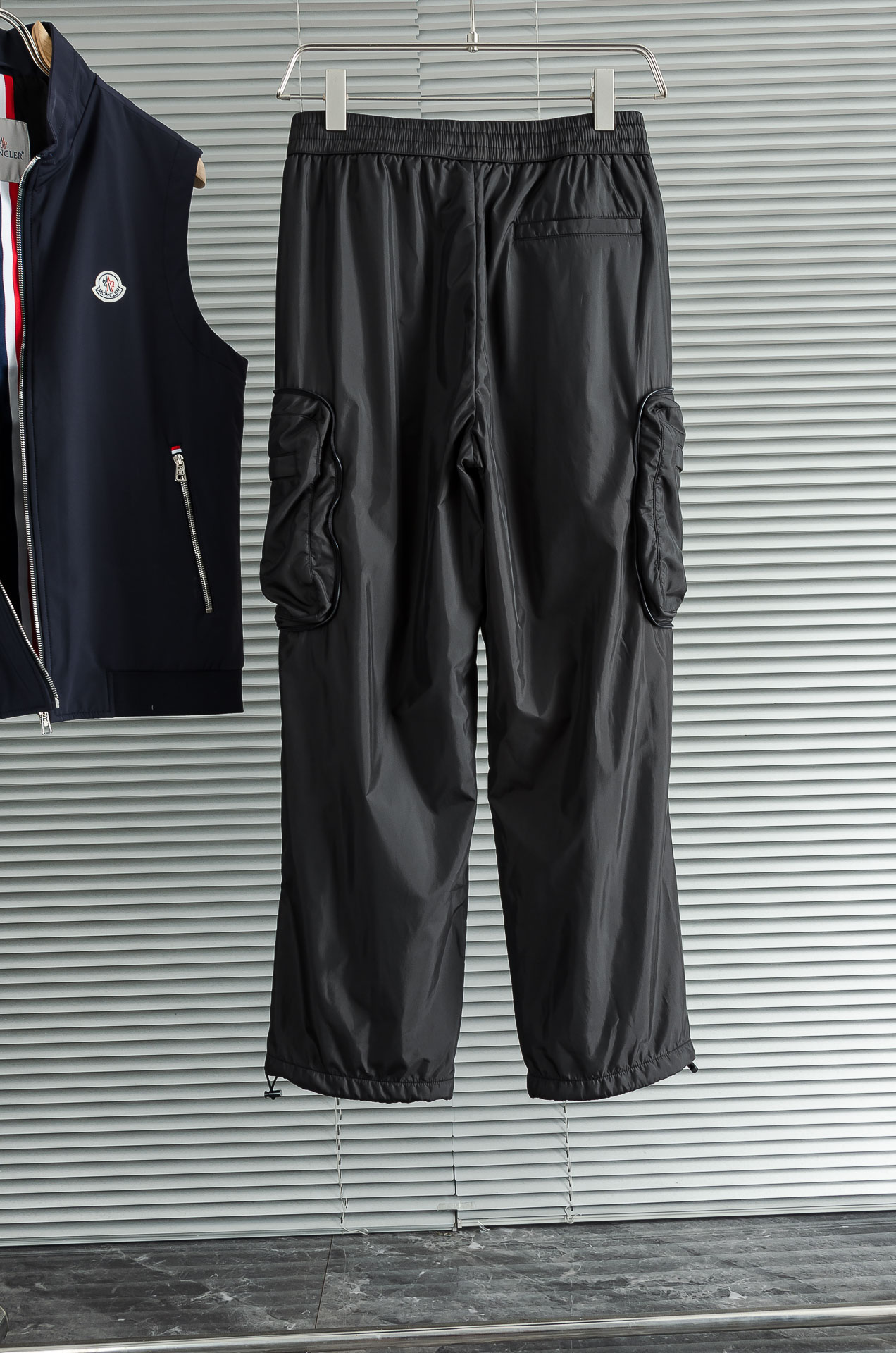 MONC#LER 25FW秋冬新款# 防寒机能加厚棉裤# 经典单色长裤柜台在售，防风防雨雪，舒适保暖。直