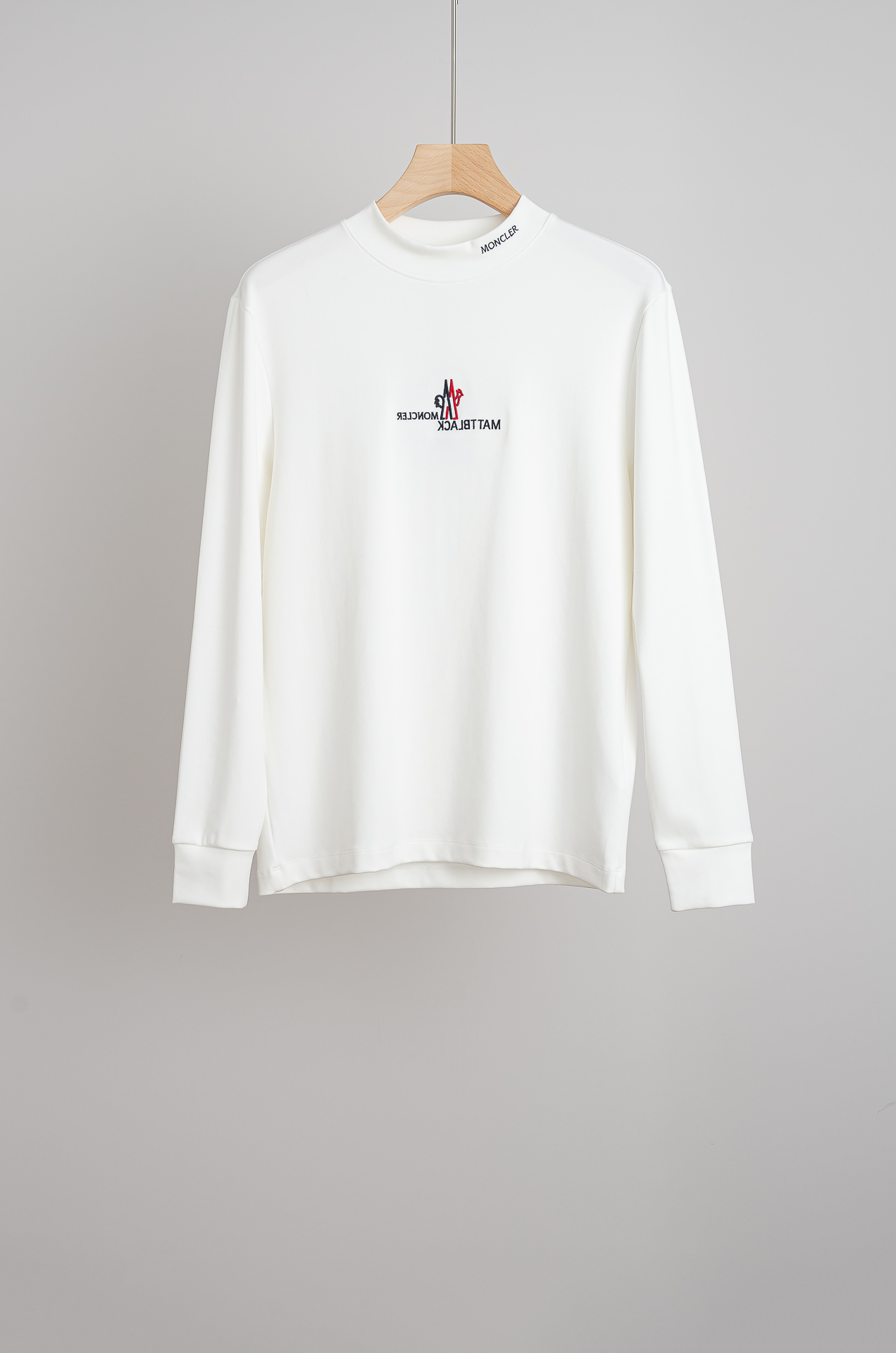 NO:703353,MONC# LER Meng Mouth 26FW Autumn and Winter New Style  The three-dimensional embroidery men's long-sleeved T-shirt # focuses on the fabric. The fine grid texture is clearly visible on the surface, which is enough to highlight its high-end texture. It has good wear resistance and anti-wrinkle drape. Naturally, it is breathable and convenient. It also has a certain degree of wrinkle resistance and stain resistance, which greatly reduces the convenience of daily care and storage. The soft, gentle but stiff gold fabric, and through the fabric itself  After the combination of textures, different colors and textures will appear slightly under different lights, allowing you to be versatile and easily adapt to various occasions. The whole dress is simple and clean, with a snug and crisp fit, and an excellent wearing effect. And the inside is designed with velvet, which has a delicate touch and warm care for you in autumn and winter. It is warm and wind-resistant. Whether worn alone or layered, it is a very versatile and practical style!  The classic straight version has a good effect on the upper body, and is classic and versatile. The classic embroidery details on the chest are embellished. I believe that you who have taste will be familiar with it!  Every detail is made with exquisite care and is a test of craftsmanship. Whether it is fabric cutting or craftsmanship, it fully embodies the brand's century-old history and skilled garment production technology. It is perfect in every aspect, with no flaws. The style is fashionable and versatile, and it can be used between leisure and business with ease. It is a must-have for quality control people.  Color Black/White Size M-XXXL,,Moncler,tees,t-shirt,gold,19860909MONC# LER 蒙口26FW秋冬新款 立体刺绣男士长袖T恤衫#把重心都放在了面料上,表面清晰可见的细格肌理,足以凸显出它的高级质感,耐磨抗皱垂感佳,透气性跟便捷性自然不在话下,还具有一定的抗皱性与耐脏度,大大减少了日常中的打理与保存便捷性.柔软温和却挺括的黄金面料,并且经过面料本身的纹理组合之后,在不同光线下会轻微显现出不一样的色泽跟质感,让你百变多样轻松应对各种场合.整件衣服都简洁干净,版型服帖挺括,穿着效果极佳.并且内里做了加绒的设计,细腻触感温暖呵护秋冬季节的您,保暖抗风,不管是单穿还是内搭都是非常百搭又实穿的款式！ 经典的直筒版型上身效果好,同时经典百搭,胸前经典刺绣细节点缀,相信有品味的你们一定不会陌生！每一处细节都做的非常的精湛考究,极其考验工艺技巧,无论是从面料裁剪还是工艺制作都完全体现了品牌百年的深厚历史以及娴熟的成衣制作工艺,不管是从哪一个方面看都完美到极致,毫无缺点,风格时尚百搭,休闲商务之间游刃有余,品控族必入的类型,可遇而不可求！ 颜色黑色/白色 尺码M-XXXL,,Moncler,tees，t-shirt,gold,,Men's clothing