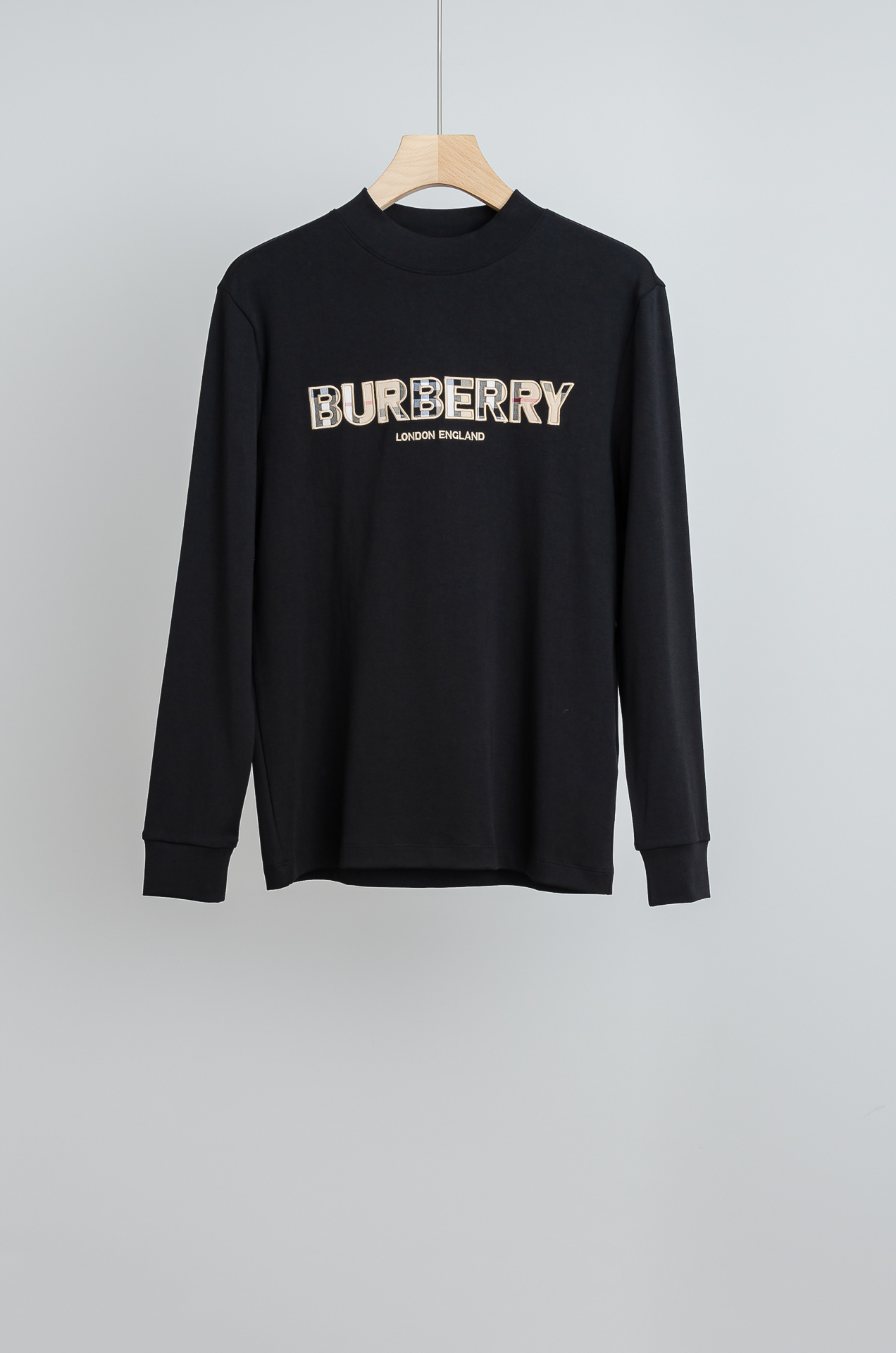 NO:703339,BURBE#RRY Burberry 26FW autumn and winter new style  The three-dimensional embroidery men's long-sleeved T-shirt # focuses on the fabric. The fine grid texture is clearly visible on the surface, which is enough to highlight its high-end texture. It has good wear resistance and anti-wrinkle drape. Naturally, it is breathable and convenient. It also has a certain degree of wrinkle resistance and stain resistance, which greatly reduces the convenience of daily care and storage. The soft, gentle but stiff gold fabric, and through the fabric itself  After the combination of textures, different colors and textures will appear slightly under different lights, allowing you to be versatile and easily adapt to various occasions. The whole dress is simple and clean, with a snug and crisp fit, and an excellent wearing effect. And the inside is designed with velvet, which has a delicate touch and warm care for you in autumn and winter. It is warm and wind-resistant. Whether worn alone or layered, it is a very versatile and practical style!  The classic straight version has a good effect on the upper body, and is classic and versatile. The classic embroidery details on the chest are embellished. I believe that you who have taste will be familiar with it!  Every detail is made with exquisite care and is a test of craftsmanship. Whether it is fabric cutting or craftsmanship, it fully embodies the brand's century-old history and skilled garment production technology. It is perfect in every aspect, with no flaws. The style is fashionable and versatile, and it can be used between leisure and business with ease. It is a must-have for quality control people.  Color Black/White Size M-XXXL,,burberry,burberry,tees,t-shirt,gold,19860909BURBE#RRY 巴宝莉26FW秋冬新款 立体刺绣男士长袖T恤衫#把重心都放在了面料上,表面清晰可见的细格肌理,足以凸显出它的高级质感,耐磨抗皱垂感佳,透气性跟便捷性自然不在话下,还具有一定的抗皱性与耐脏度,大大减少了日常中的打理与保存便捷性.柔软温和却挺括的黄金面料,并且经过面料本身的纹理组合之后,在不同光线下会轻微显现出不一样的色泽跟质感,让你百变多样轻松应对各种场合.整件衣服都简洁干净,版型服帖挺括,穿着效果极佳.并且内里做了加绒的设计,细腻触感温暖呵护秋冬季节的您,保暖抗风,不管是单穿还是内搭都是非常百搭又实穿的款式！ 经典的直筒版型上身效果好,同时经典百搭,胸前经典刺绣细节点缀,相信有品味的你们一定不会陌生！每一处细节都做的非常的精湛考究,极其考验工艺技巧,无论是从面料裁剪还是工艺制作都完全体现了品牌百年的深厚历史以及娴熟的成衣制作工艺,不管是从哪一个方面看都完美到极致,毫无缺点,风格时尚百搭,休闲商务之间游刃有余,品控族必入的类型,可遇而不可求！ 颜色黑色/白色 尺码M-XXXL,,burberry,burberry,tees，t-shirt,gold,,Men's clothing