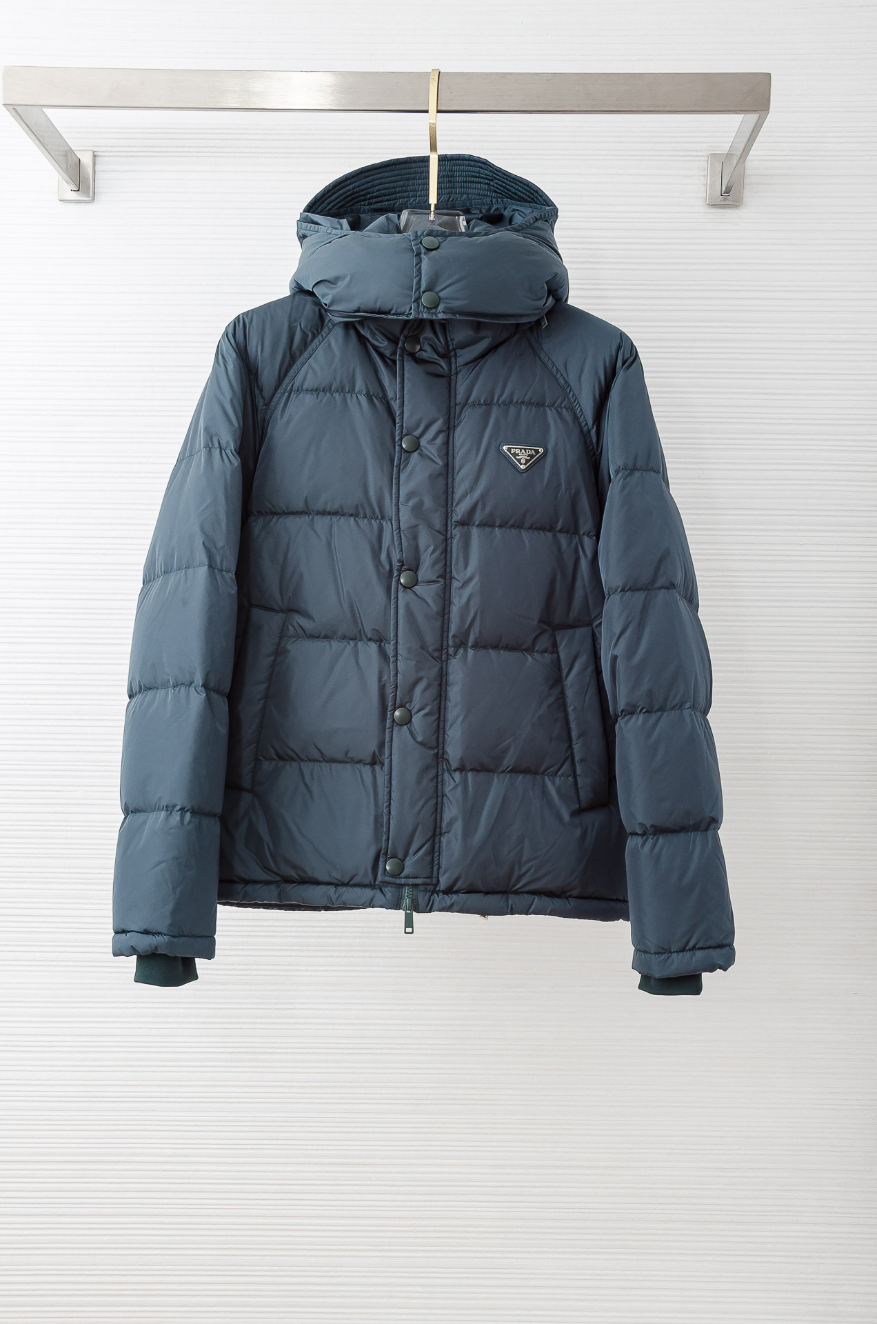 NO:571766,5 PRA#DA matte coated windproof and waterproof fabric white goose down filled men's urban casual outdoor down jacket #[removable hood] Fabric fiber selected: polyester fiber (lining nylon, filling: 90 white goose down It is a high-end waterproof and windproof fabric made of 10 feathers). The matte design of the technological coating makes the surface of the fabric smooth and comfortable, and the windproof effect is significant. The high-quality European standard goose down filling inside is an excellent thermal insulation material. It has full down, high fluffiness and excellent thermal insulation performance. It can effectively The ground blocks the intrusion of cold air, allowing you to feel the warmth like spring in the cold winter. It uses waterproof, windproof and breathable high-tech fabrics, which can not only resist harsh weather conditions, but also keep the body dry and comfortable. Even in rainy and snowy weather, it allows you to easily cope with it and show your composure! The soft lining fits the skin closely, bringing ultimate comfort. It does not generate static electricity, making you more comfortable when wearing it. At the same time, the lining is also very breathable, which can effectively discharge moisture from the body and keep you dry. For the selection of the version, the most classic version design is chosen, with smooth and natural lines, slim fit but not tight, and easy to match, which can show your stability and confidence whether you are entering or leaving the office building or attending an important meeting. The accessories are all provided by the original factory, and the high-quality zippers are smooth and durable, showing a sense of quality when zipping. The cuffs and hem are designed to be windproof, effectively blocking the cold wind, allowing you to stay calm in the cold winter. In the hustle and bustle and fast pace of the city, you need to show both a professional business style and a comfortable leisure experience. This men's business casual urban goose down down jacket was born to meet the diverse needs of modern urban elites and show your urban male charm. Whether it is a business occasion or leisure time, it can make you the center of attention! ! ! Size M-3XL,,prada,prada,jackets & coats,down jacket,hats,alexander wang198609095  PRA#DA 普拉/达 哑光涂层防风防水面料白鹅绒填充男士都市休闲户外羽绒服外套#【连帽可拆卸】 面料选用了面料纤维: 聚酯纤维（里布 锦纶,填充物:90 白鹅绒 10羽毛）成分打造而成的高端防水防风面料,通过科技涂层的哑光设计,使面料表面光滑舒适,同时防风效果显著.内里优质欧标鹅绒填充,更是绝佳的保暖选材,绒朵饱满,蓬松度高,保暖性能极佳.能够有效地阻挡冷空气的入侵,让你在寒冷的冬天也能感受到如春天般的温暖.采用防水、防风、透气的高科技面料,既能抵御恶劣的天气条件,又能保持身体的干爽舒适.即使在雨雪天气中,也能让你轻松应对,尽显从容！柔软的内衬贴合肌肤,带来极致的舒适感受.不会产生静电,让你在穿着过程中更加自在.同时,内衬的透气性也非常好,能够有效地排出身体的湿气,保持干爽. 版型的选取上,则是选用了最为经典的版型设计,线条流畅自然,修身而不紧绷,轻松搭配,无论是出入写字楼还是参加重要会议,都能彰显你的稳重与自信.辅料全部由原代工厂提供,高品质的拉链顺滑耐用,拉合之间尽显品质感.袖口以及衣摆都做了防风设计,有效阻挡寒风侵袭,让你在寒冷的冬日也能保持从容. 在都市的喧嚣与快节奏中,既需要展现出专业的商务风范,又渴望拥有舒适的休闲体验,而这款男士商务休闲都市鹅绒羽绒服,正是为满足现代都市精英的多元需求而生,展现出你的都市型男魅力.无论是商务场合还是休闲时光,都能让你成为众人瞩目的焦点！！！ 尺码M-3XL,,prada,prada,jackets & coats,down jacket,hats,alexander wang,Men's clothing