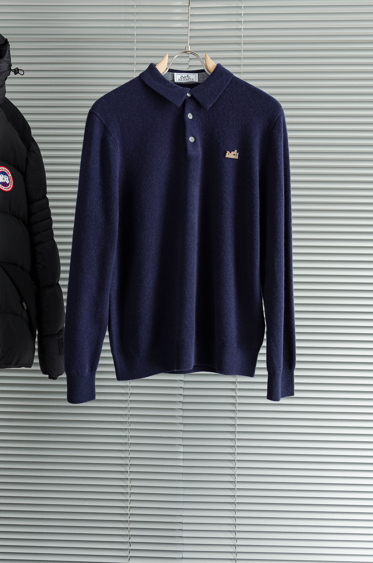 HER#MES 爱/马仕2025经典简约翻领羊毛衫#经典羊毛衣，它以其卓越的品质和精湛的工艺，成为了众多