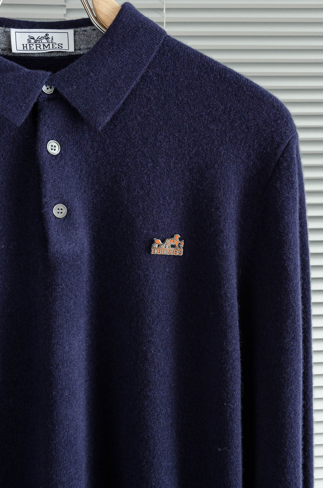 HER#MES 爱/马仕2025经典简约翻领羊毛衫#经典羊毛衣，它以其卓越的品质和精湛的工艺，成为了众多