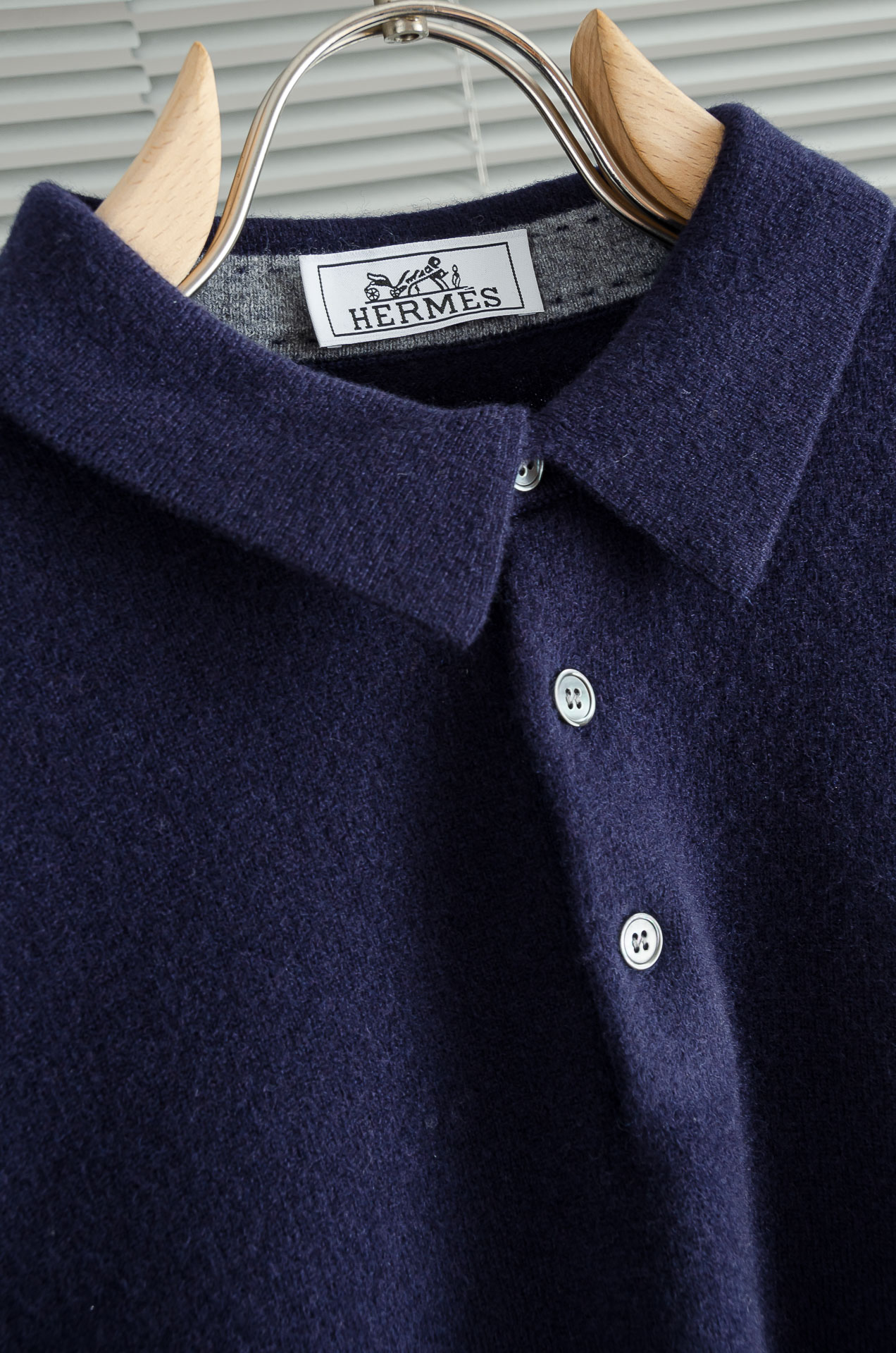 HER#MES 爱/马仕2025经典简约翻领羊毛衫#经典羊毛衣，它以其卓越的品质和精湛的工艺，成为了众多