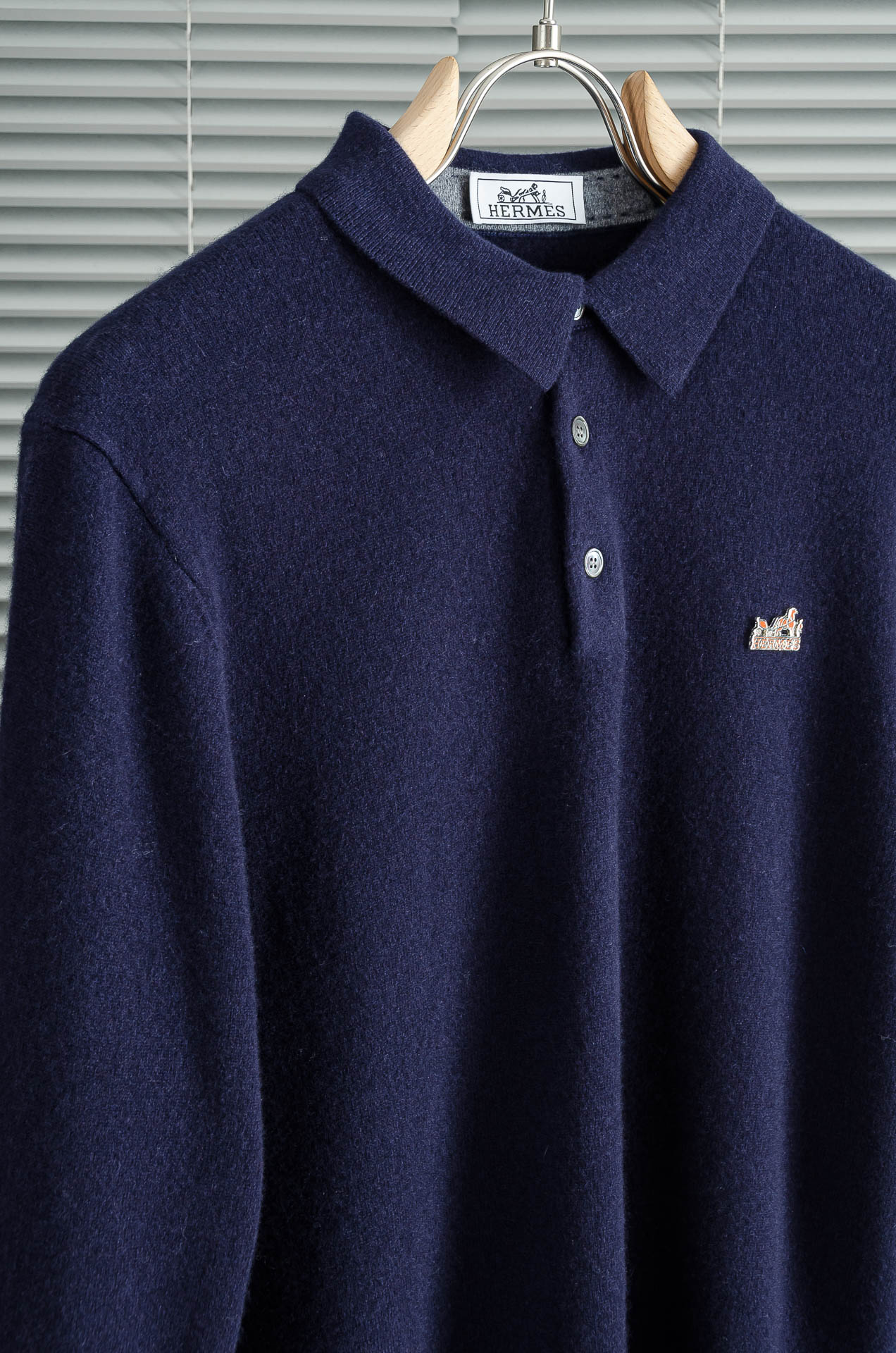 HER#MES 爱/马仕2025经典简约翻领羊毛衫#经典羊毛衣，它以其卓越的品质和精湛的工艺，成为了众多