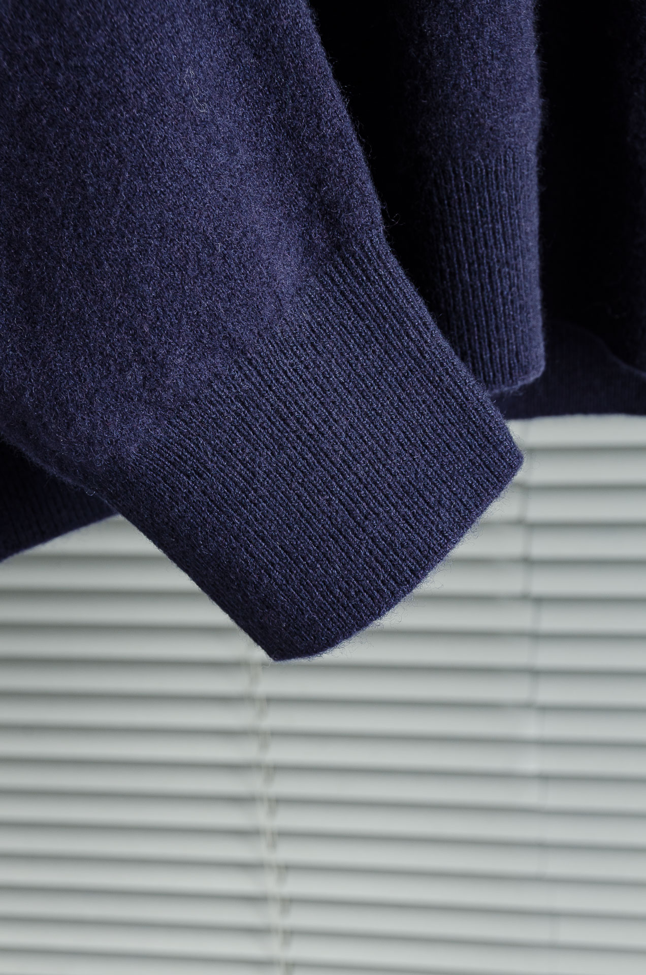 HER#MES 爱/马仕2025经典简约翻领羊毛衫#经典羊毛衣，它以其卓越的品质和精湛的工艺，成为了众多