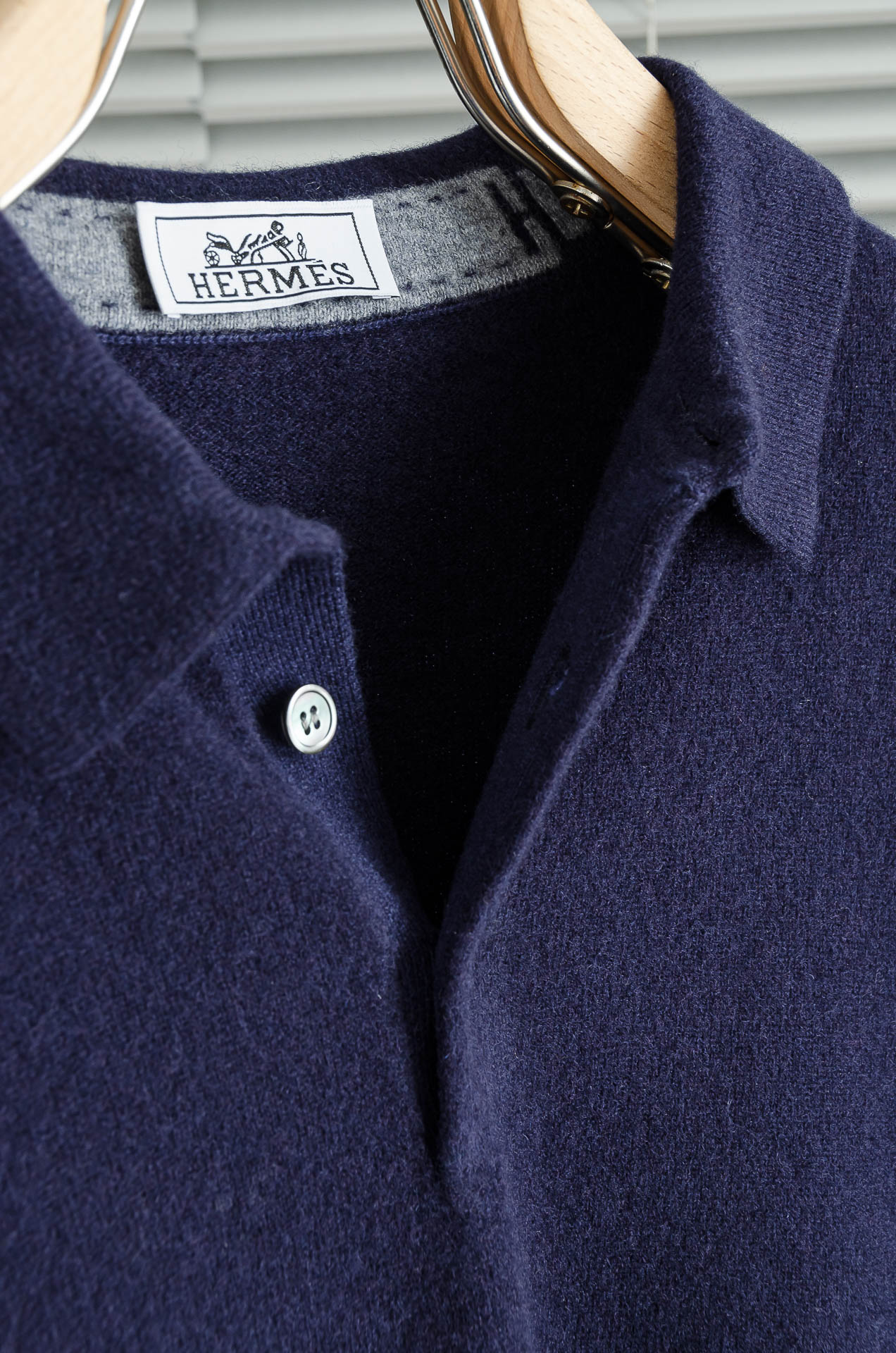 HER#MES 爱/马仕2025经典简约翻领羊毛衫#经典羊毛衣，它以其卓越的品质和精湛的工艺，成为了众多