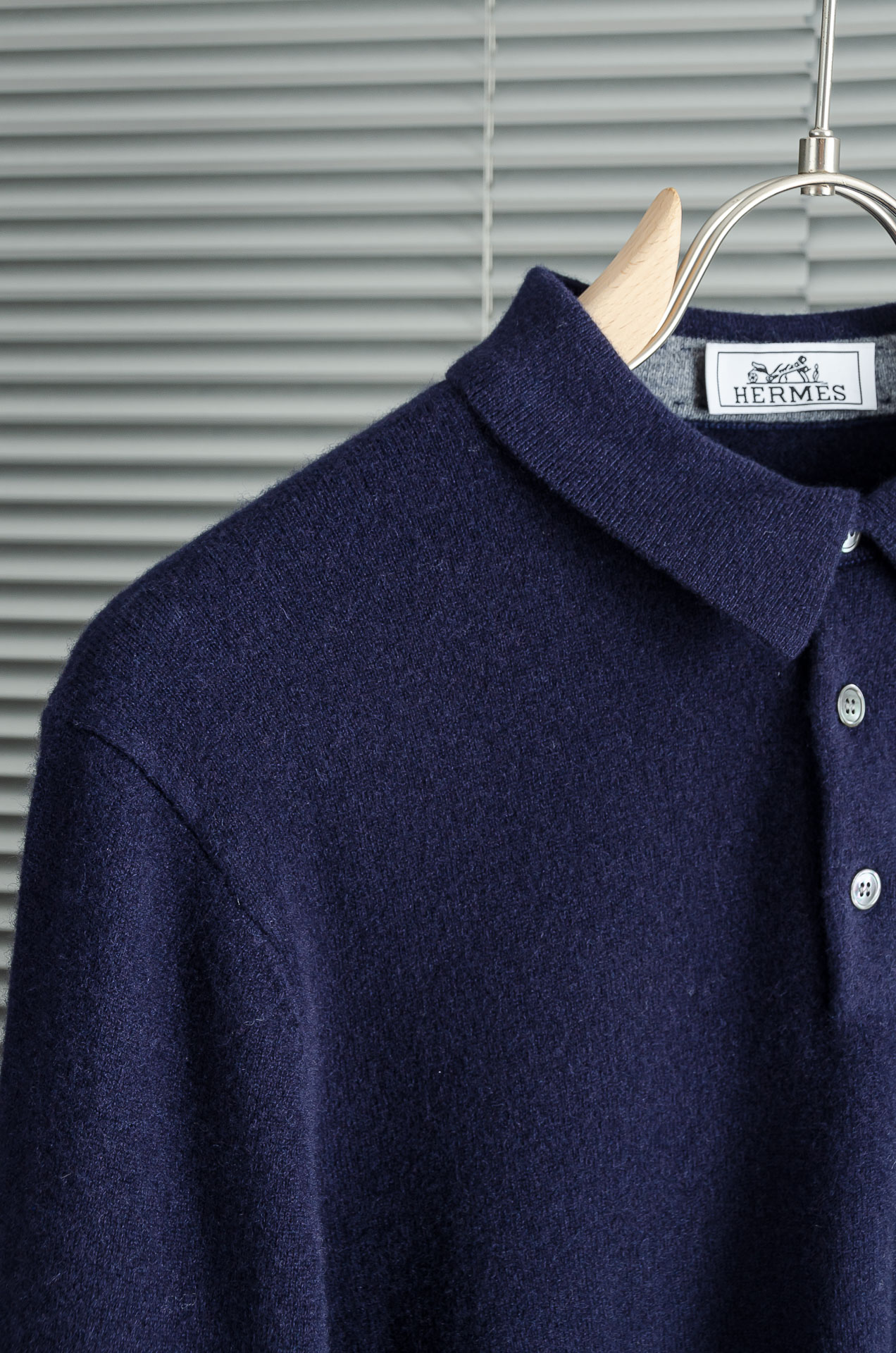 HER#MES 爱/马仕2025经典简约翻领羊毛衫#经典羊毛衣，它以其卓越的品质和精湛的工艺，成为了众多