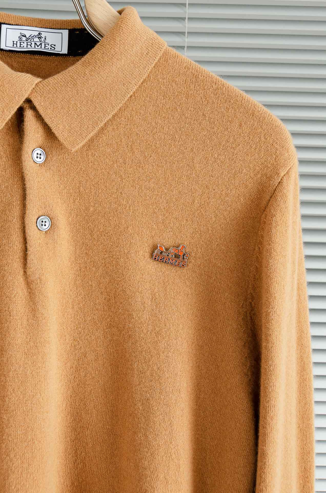 HER#MES 爱/马仕2025经典简约翻领羊毛衫#经典羊毛衣，它以其卓越的品质和精湛的工艺，成为了众多