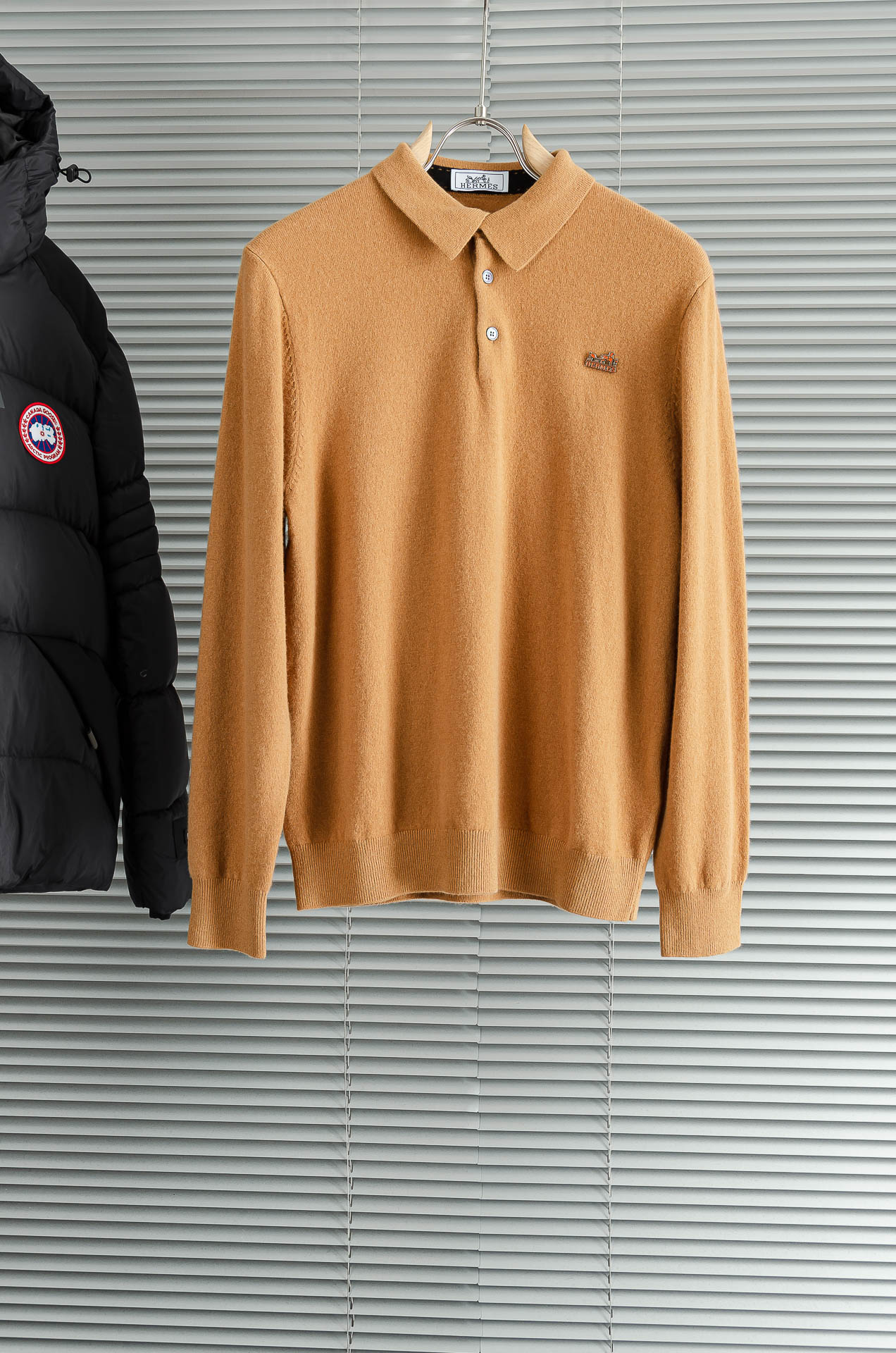 HER#MES 爱/马仕2025经典简约翻领羊毛衫#经典羊毛衣，它以其卓越的品质和精湛的工艺，成为了众多