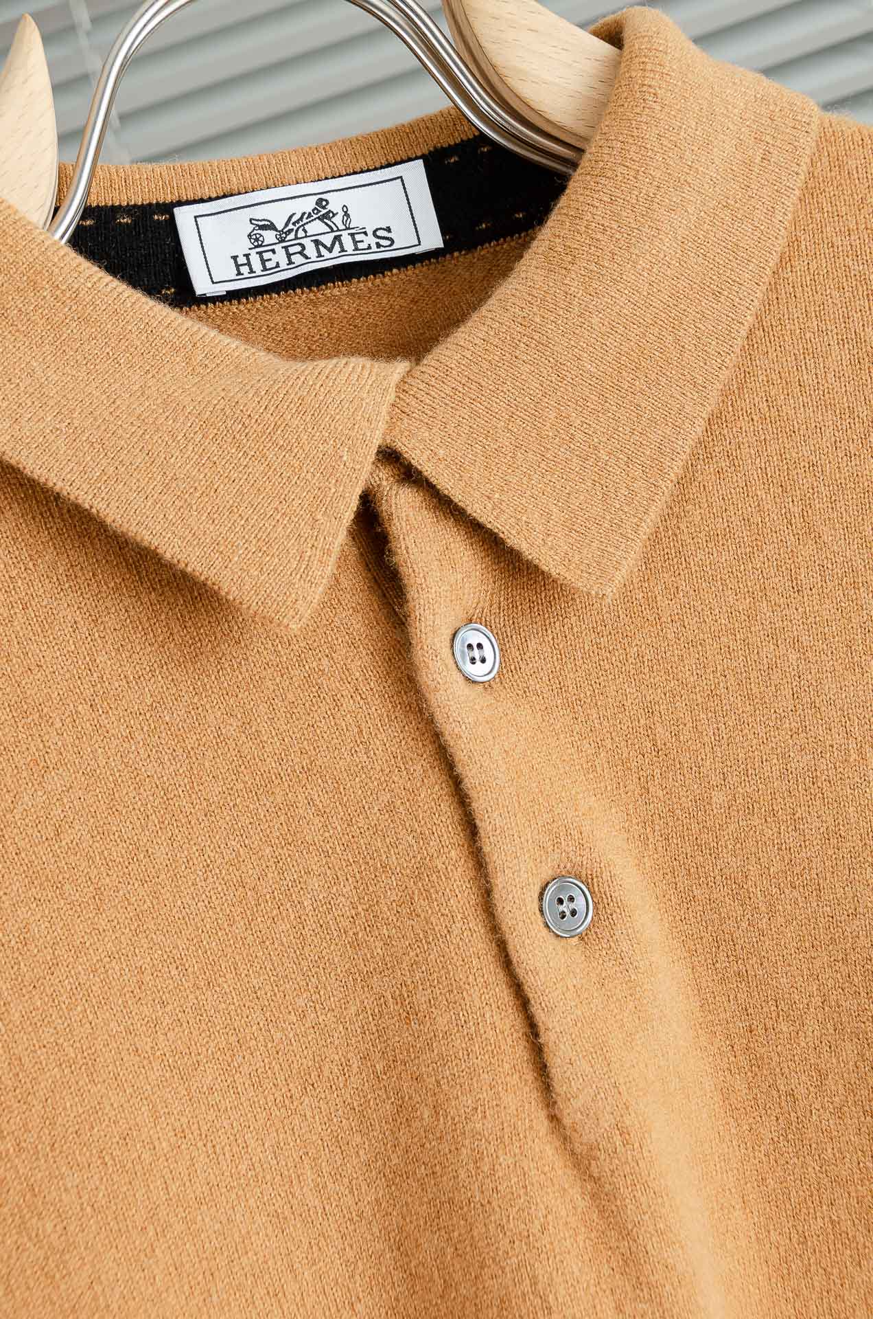 HER#MES 爱/马仕2025经典简约翻领羊毛衫#经典羊毛衣，它以其卓越的品质和精湛的工艺，成为了众多