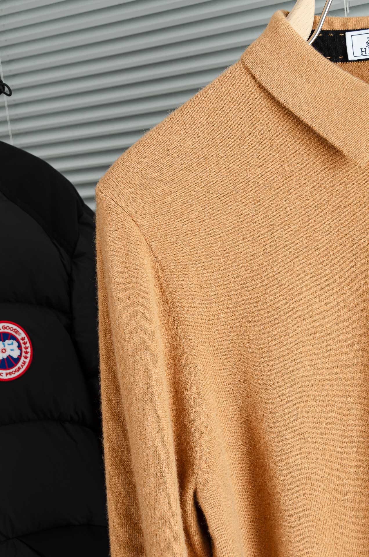 HER#MES 爱/马仕2025经典简约翻领羊毛衫#经典羊毛衣，它以其卓越的品质和精湛的工艺，成为了众多