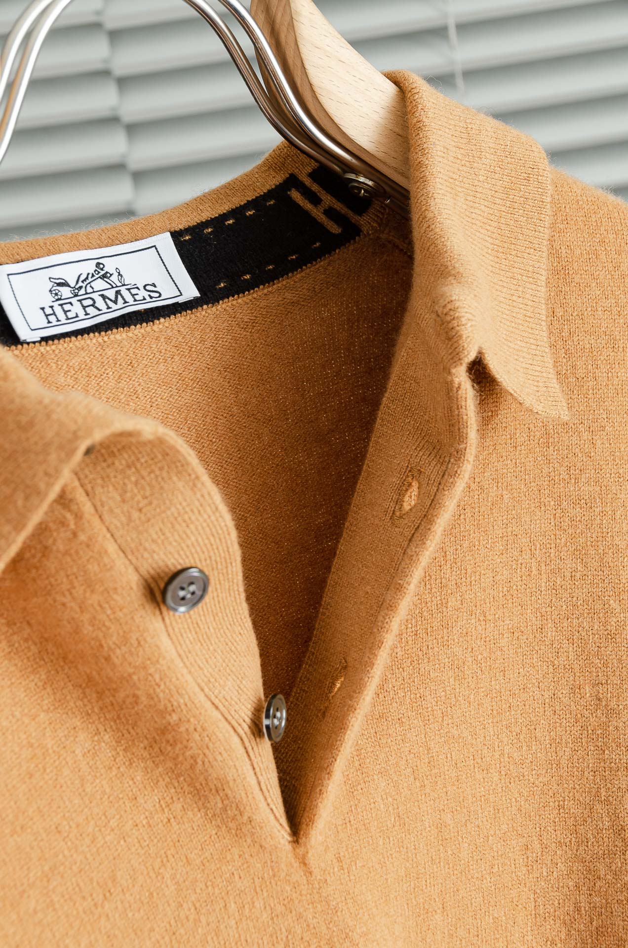 HER#MES 爱/马仕2025经典简约翻领羊毛衫#经典羊毛衣，它以其卓越的品质和精湛的工艺，成为了众多