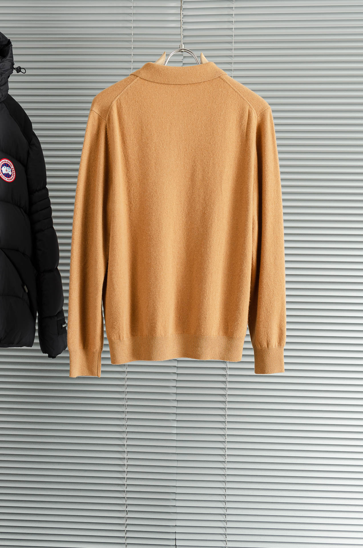 HER#MES 爱/马仕2025经典简约翻领羊毛衫#经典羊毛衣，它以其卓越的品质和精湛的工艺，成为了众多