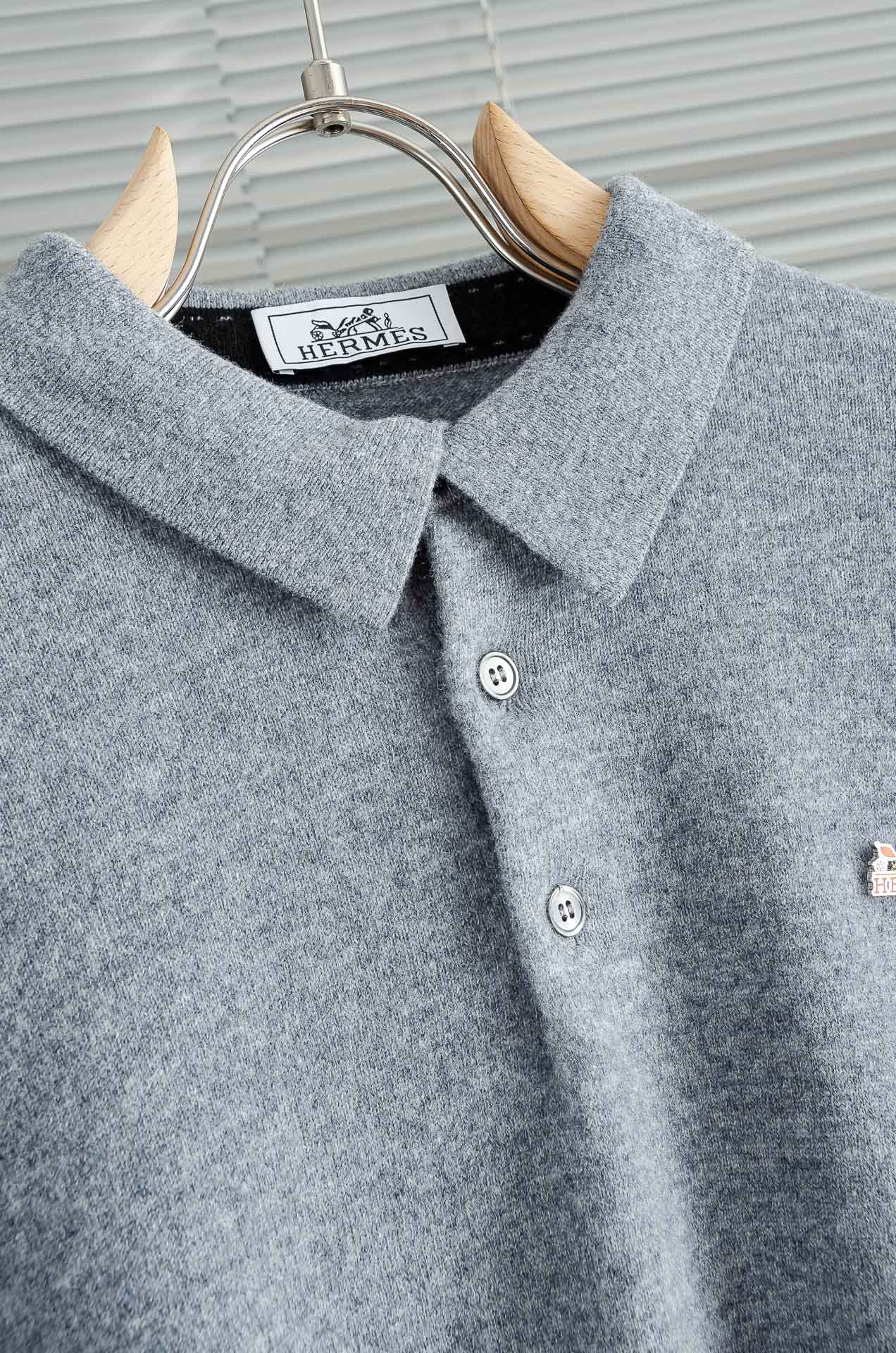 HER#MES 爱/马仕2025经典简约翻领羊毛衫#经典羊毛衣，它以其卓越的品质和精湛的工艺，成为了众多