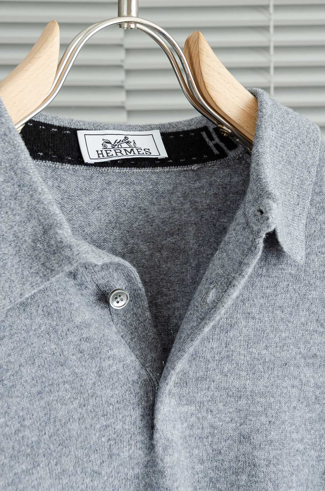 HER#MES 爱/马仕2025经典简约翻领羊毛衫#经典羊毛衣，它以其卓越的品质和精湛的工艺，成为了众多