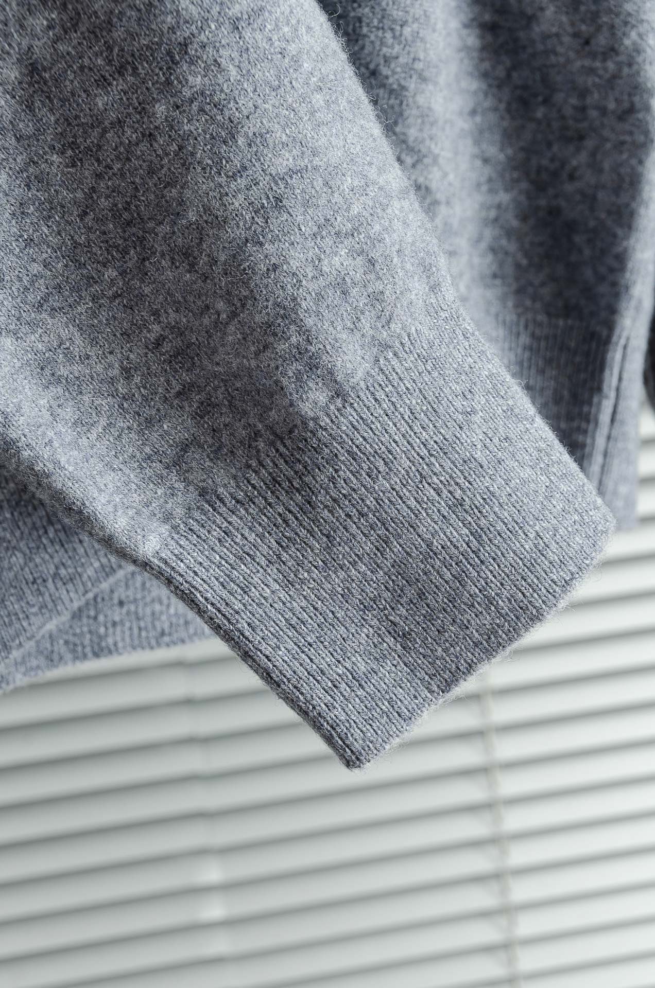 HER#MES 爱/马仕2025经典简约翻领羊毛衫#经典羊毛衣，它以其卓越的品质和精湛的工艺，成为了众多