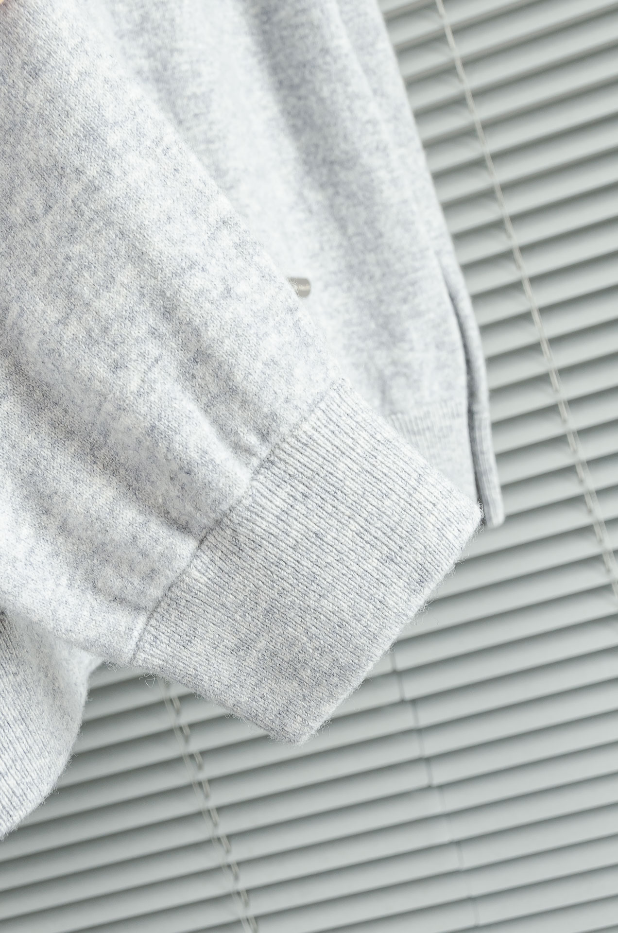 BC 26经典简约圆领羊毛衫#经典羊毛衣，它以其卓越的品质和精湛的工艺，成为了众多时尚爱好者的心头好。这