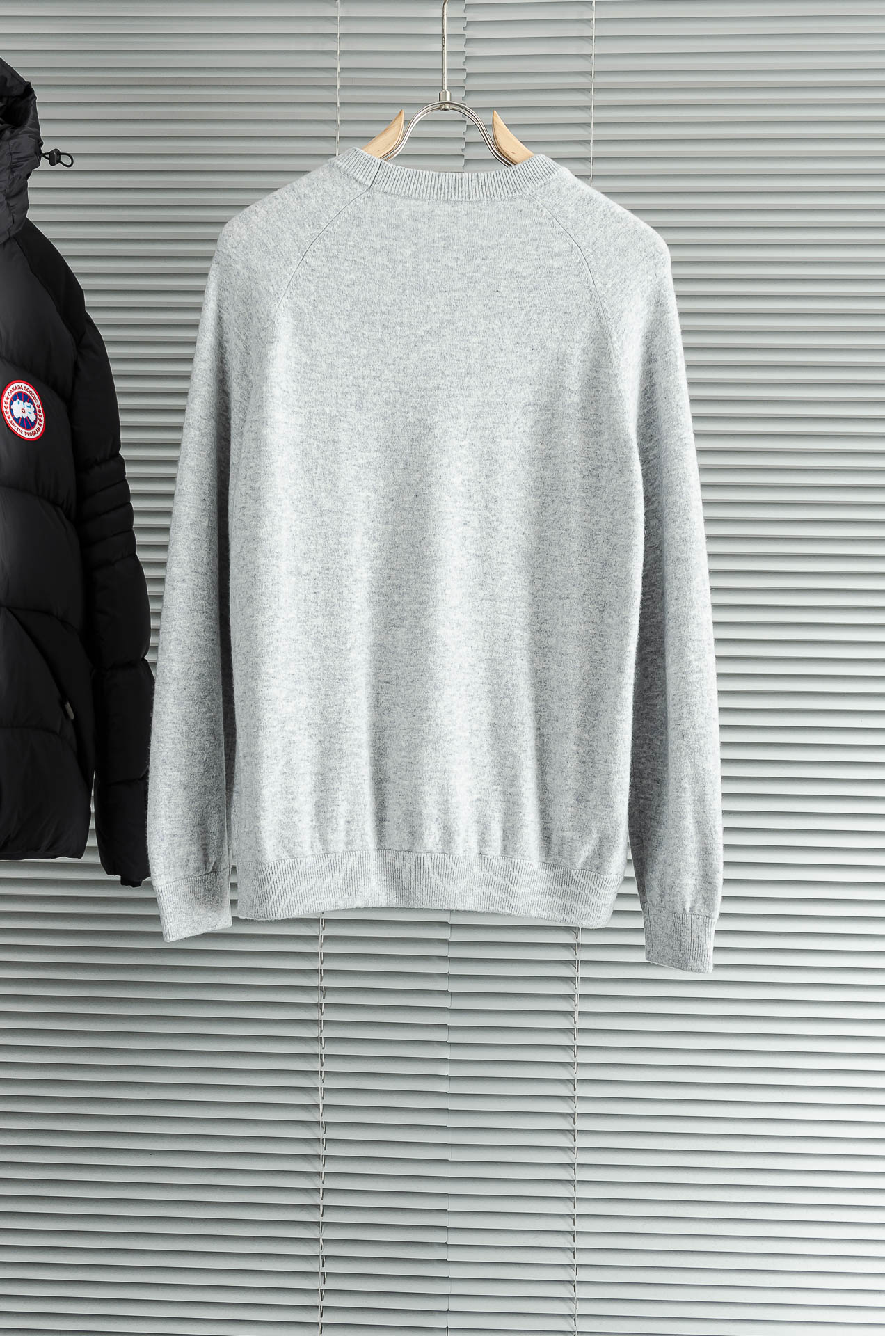 BC 26经典简约圆领羊毛衫#经典羊毛衣，它以其卓越的品质和精湛的工艺，成为了众多时尚爱好者的心头好。这