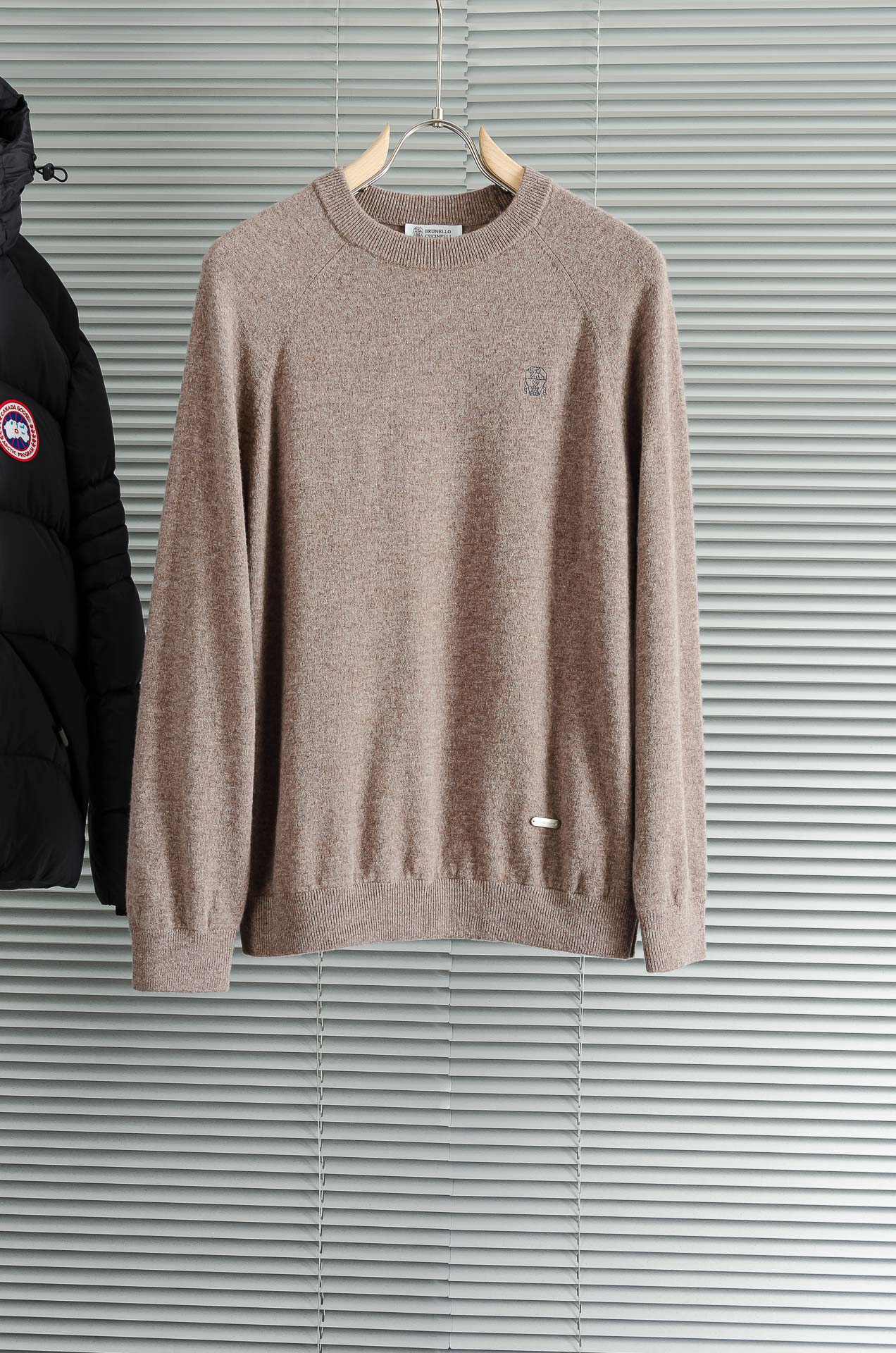 BC 26经典简约圆领羊毛衫#经典羊毛衣，它以其卓越的品质和精湛的工艺，成为了众多时尚爱好者的心头好。这