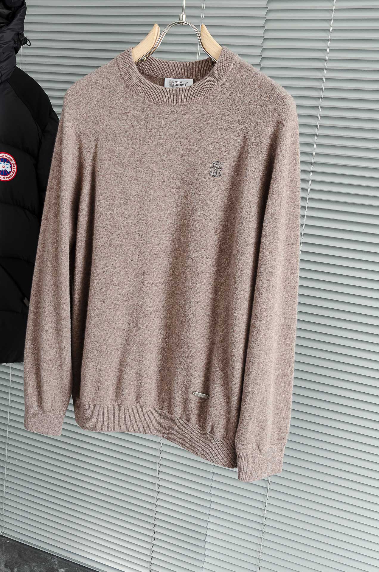 BC 26经典简约圆领羊毛衫#经典羊毛衣，它以其卓越的品质和精湛的工艺，成为了众多时尚爱好者的心头好。这