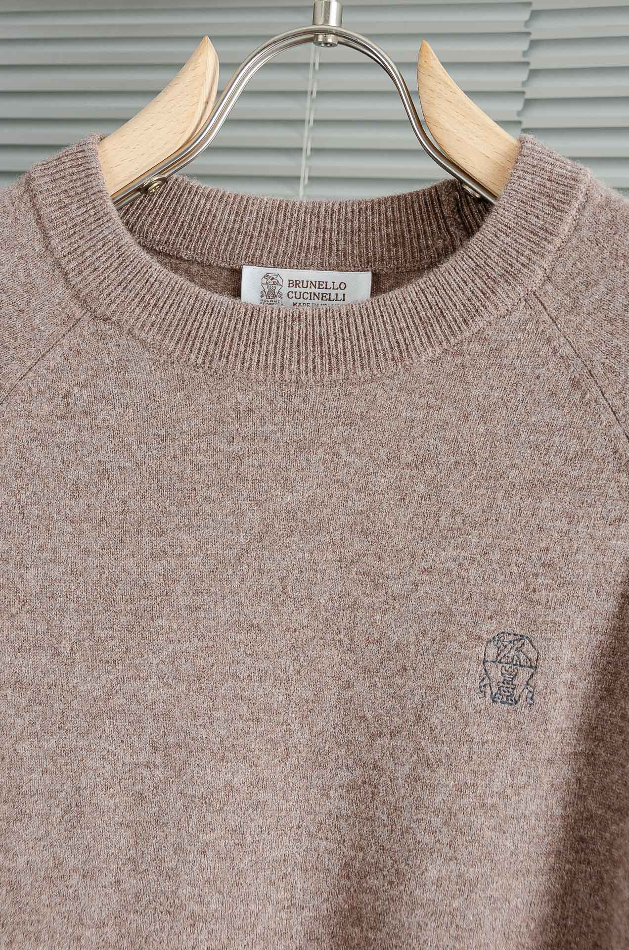 BC 26经典简约圆领羊毛衫#经典羊毛衣，它以其卓越的品质和精湛的工艺，成为了众多时尚爱好者的心头好。这