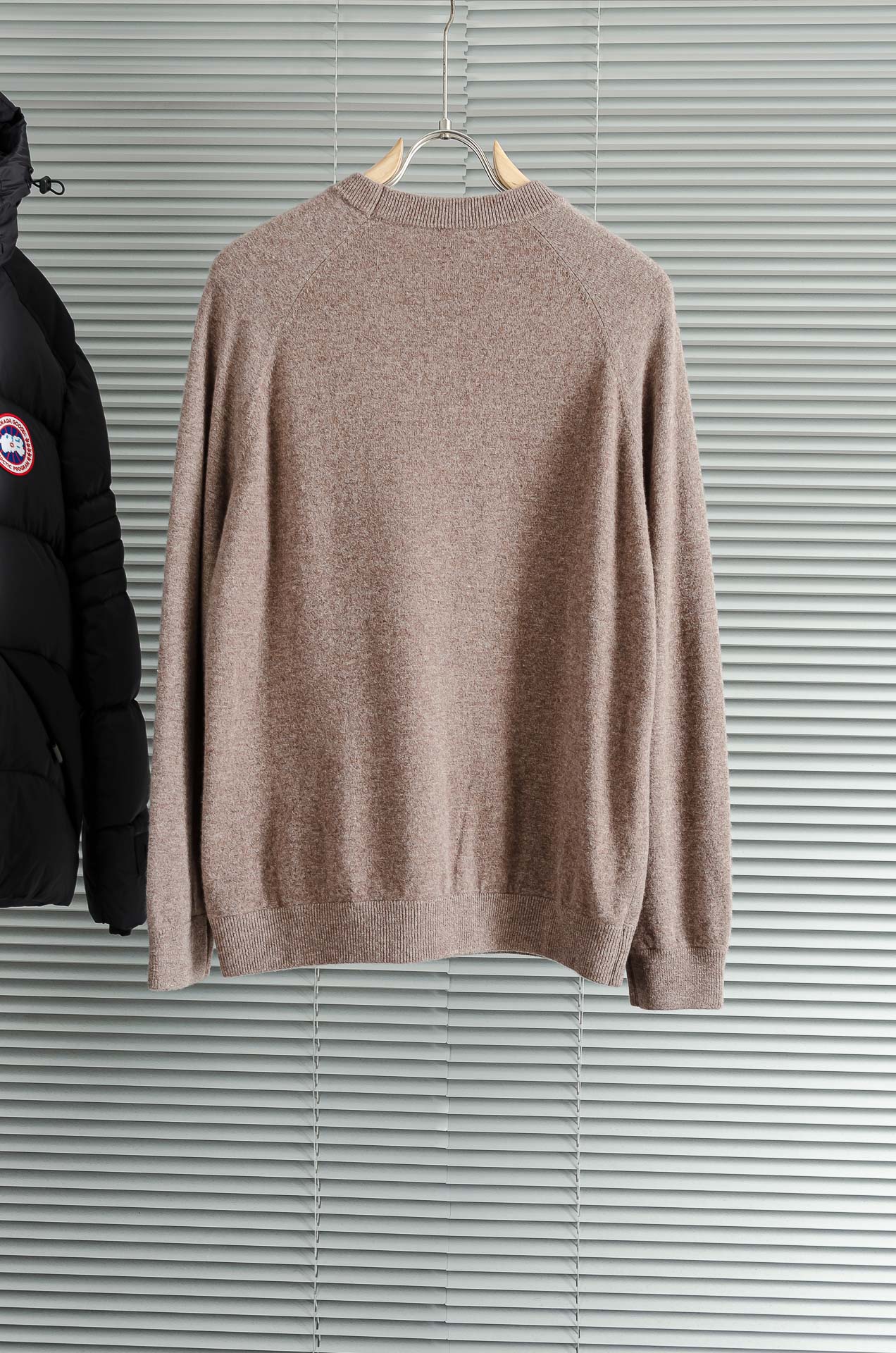 BC 26经典简约圆领羊毛衫#经典羊毛衣，它以其卓越的品质和精湛的工艺，成为了众多时尚爱好者的心头好。这