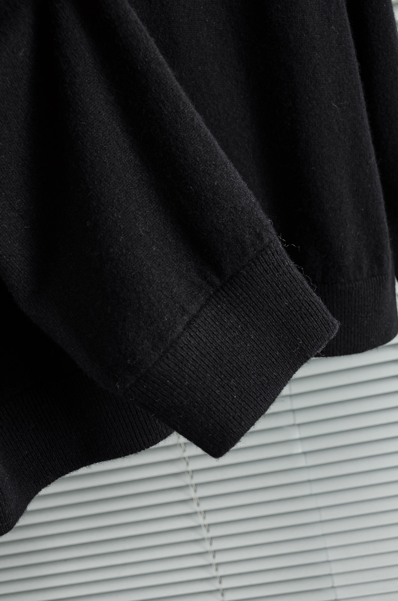 BC 26经典简约圆领羊毛衫#经典羊毛衣，它以其卓越的品质和精湛的工艺，成为了众多时尚爱好者的心头好。这