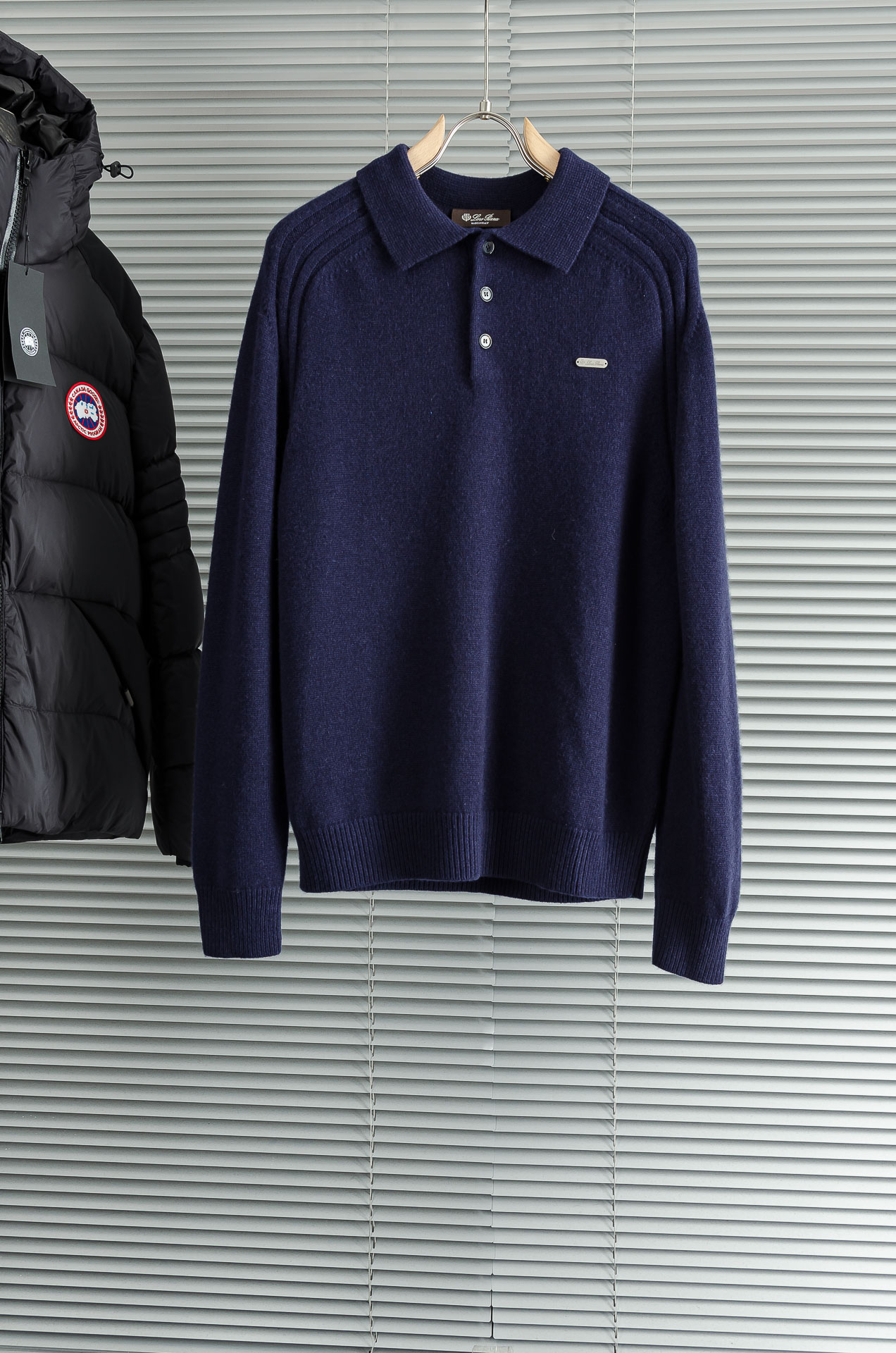 L经典简约羊毛衫#经典羊毛衣，它以其卓越的品质和精湛的工艺，成为了众多时尚爱好者的心头好。这款毛衣选用了