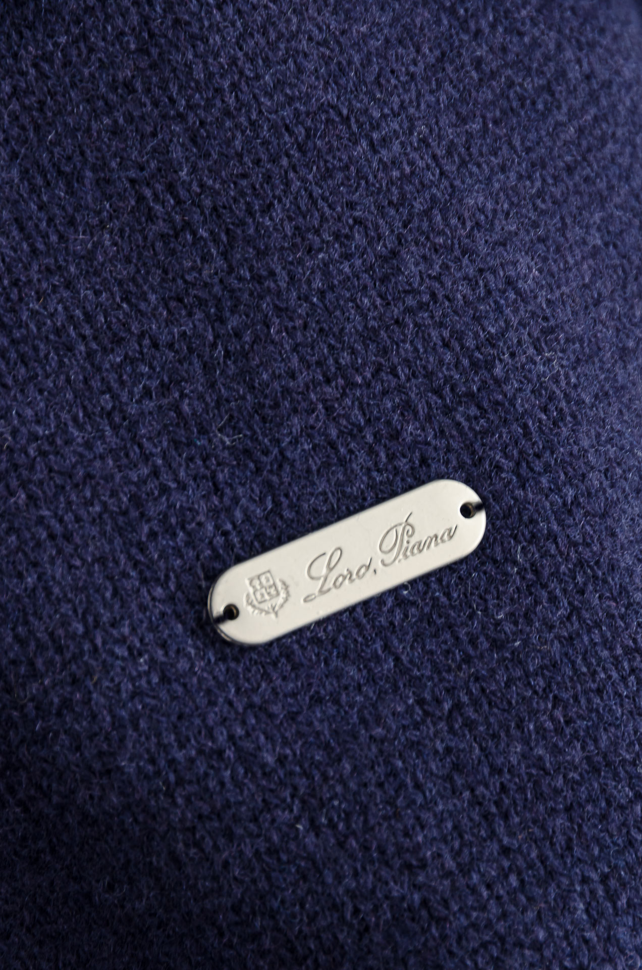 L经典简约羊毛衫#经典羊毛衣，它以其卓越的品质和精湛的工艺，成为了众多时尚爱好者的心头好。这款毛衣选用了