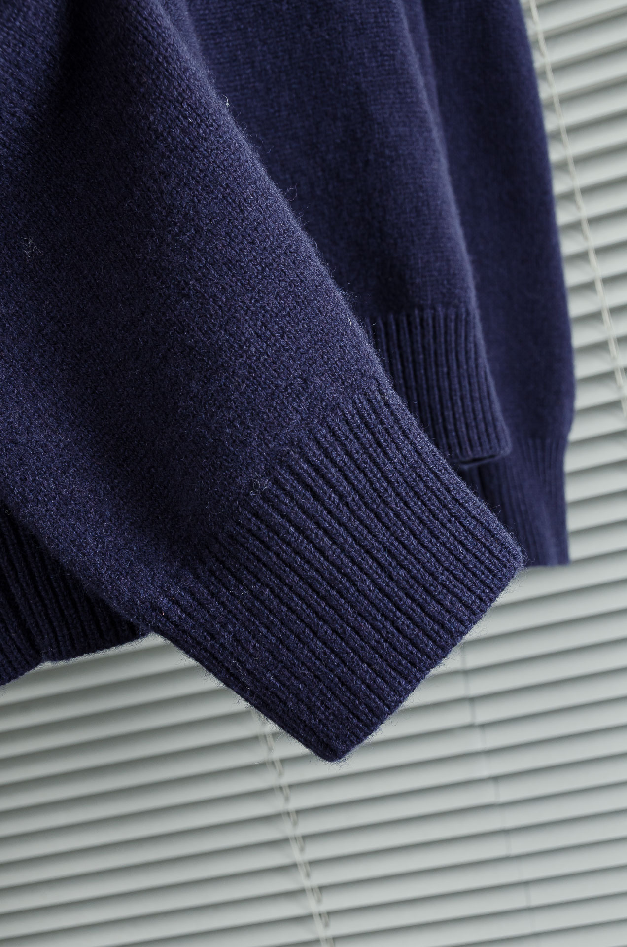 L经典简约羊毛衫#经典羊毛衣，它以其卓越的品质和精湛的工艺，成为了众多时尚爱好者的心头好。这款毛衣选用了