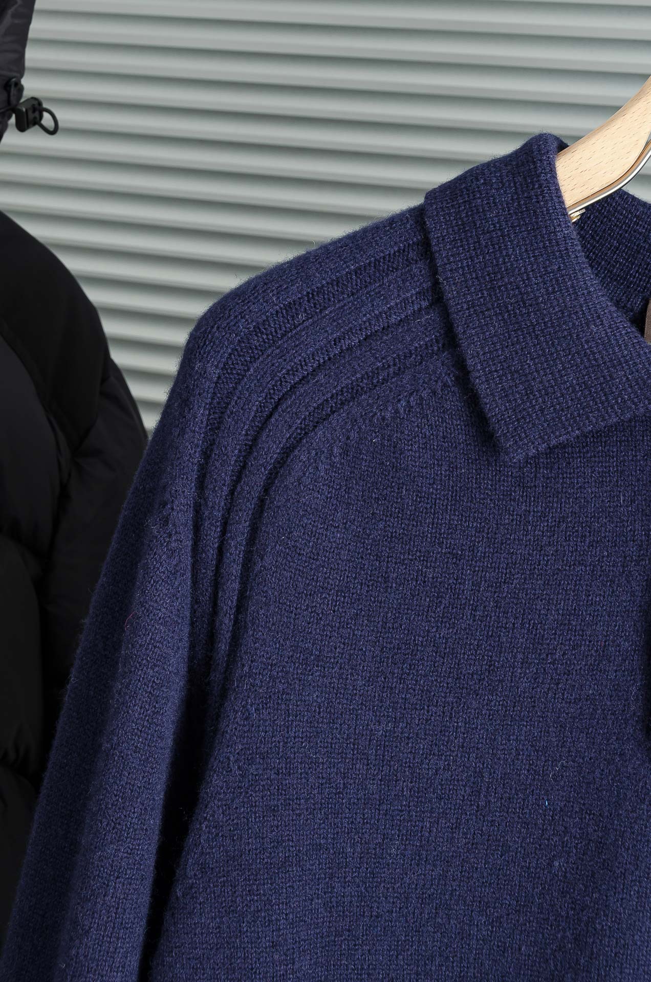 L经典简约羊毛衫#经典羊毛衣，它以其卓越的品质和精湛的工艺，成为了众多时尚爱好者的心头好。这款毛衣选用了