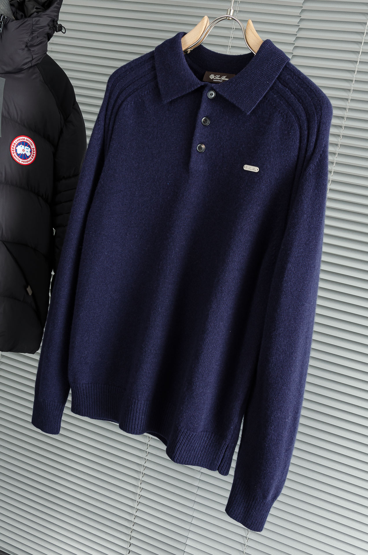 L经典简约羊毛衫#经典羊毛衣，它以其卓越的品质和精湛的工艺，成为了众多时尚爱好者的心头好。这款毛衣选用了