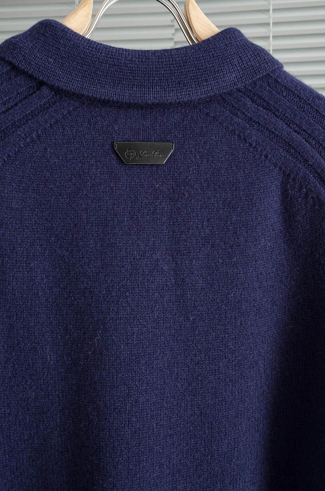 L经典简约羊毛衫#经典羊毛衣，它以其卓越的品质和精湛的工艺，成为了众多时尚爱好者的心头好。这款毛衣选用了