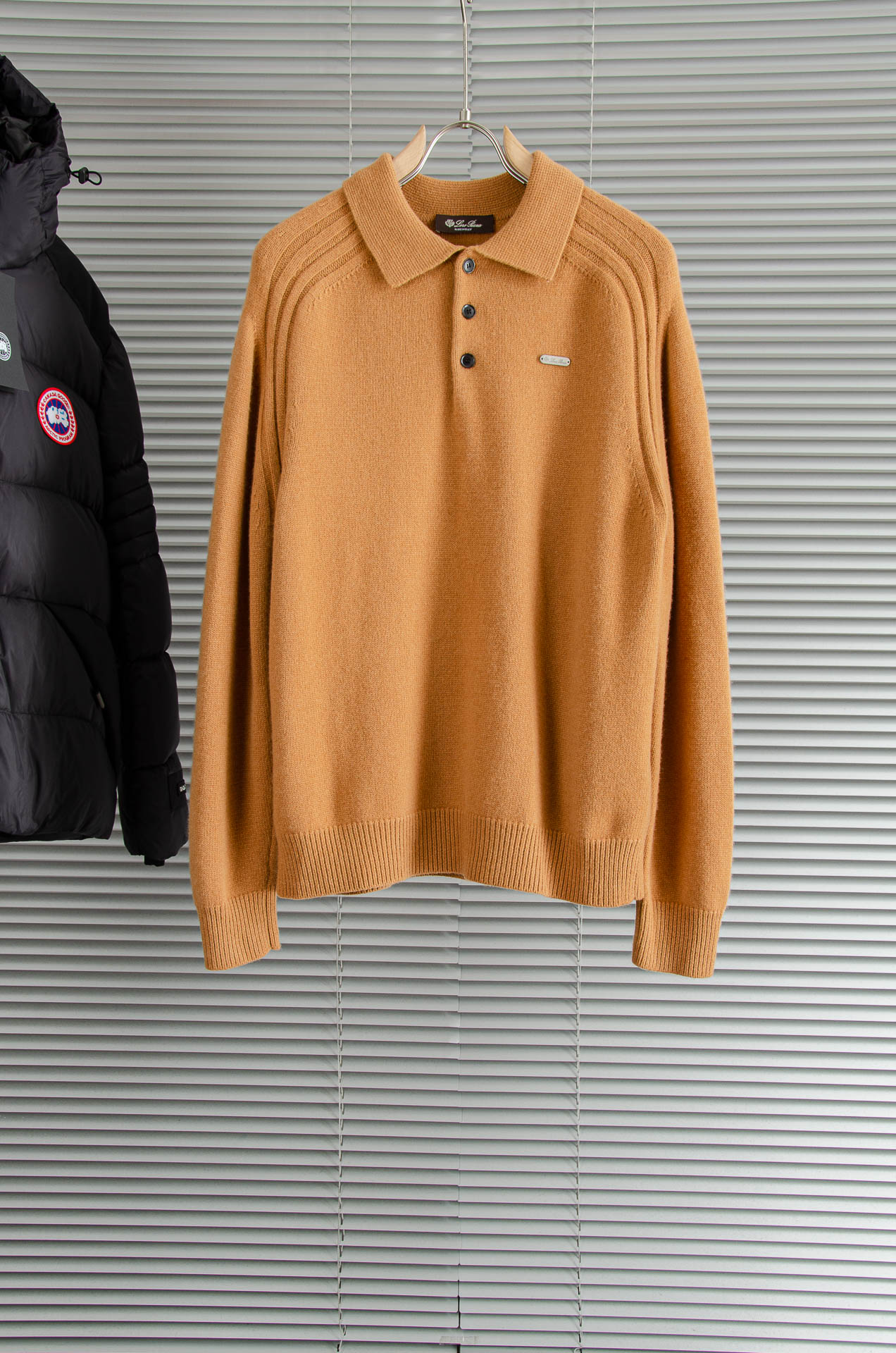 L经典简约羊毛衫#经典羊毛衣，它以其卓越的品质和精湛的工艺，成为了众多时尚爱好者的心头好。这款毛衣选用了