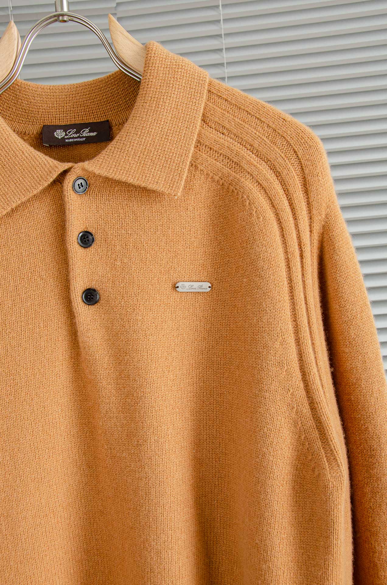 L经典简约羊毛衫#经典羊毛衣，它以其卓越的品质和精湛的工艺，成为了众多时尚爱好者的心头好。这款毛衣选用了